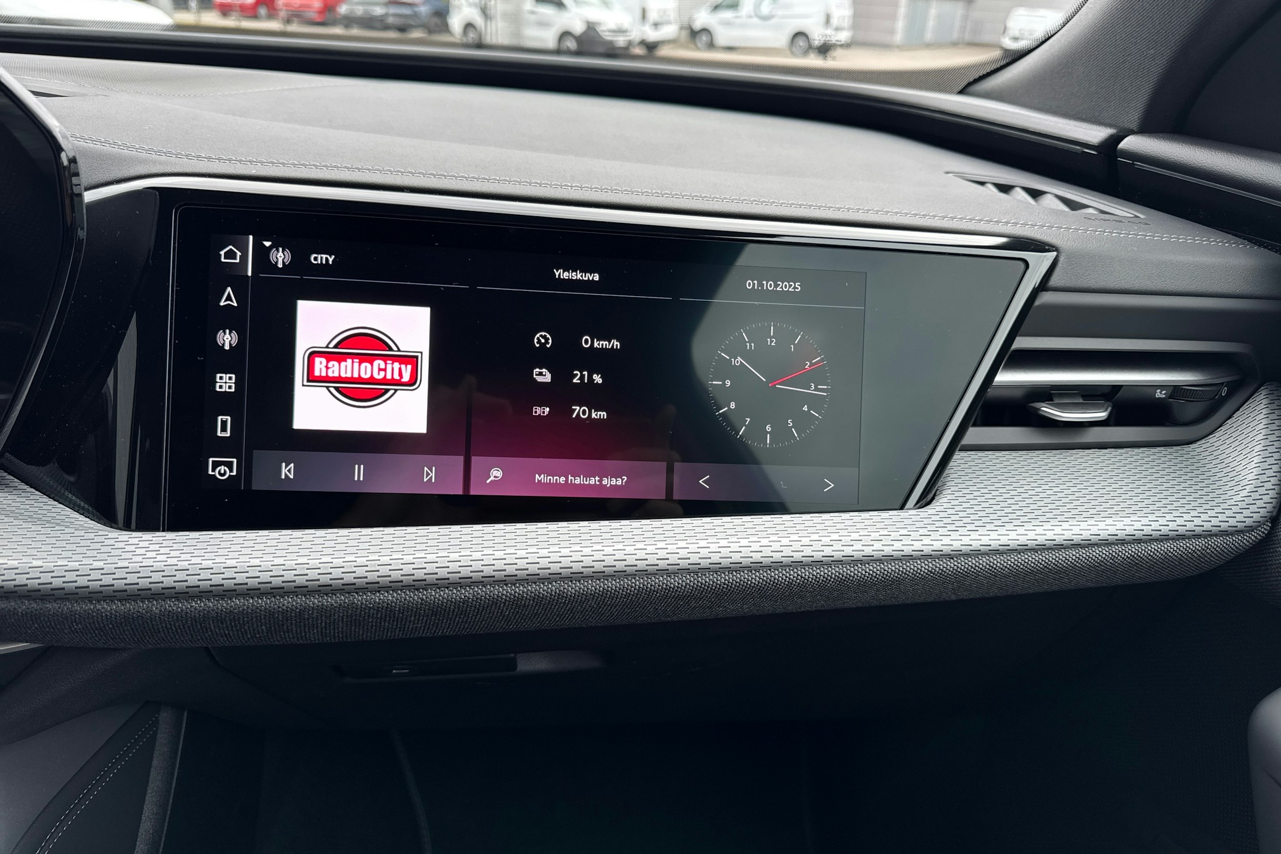 punainen Audi Q5 2025 kuva 12.