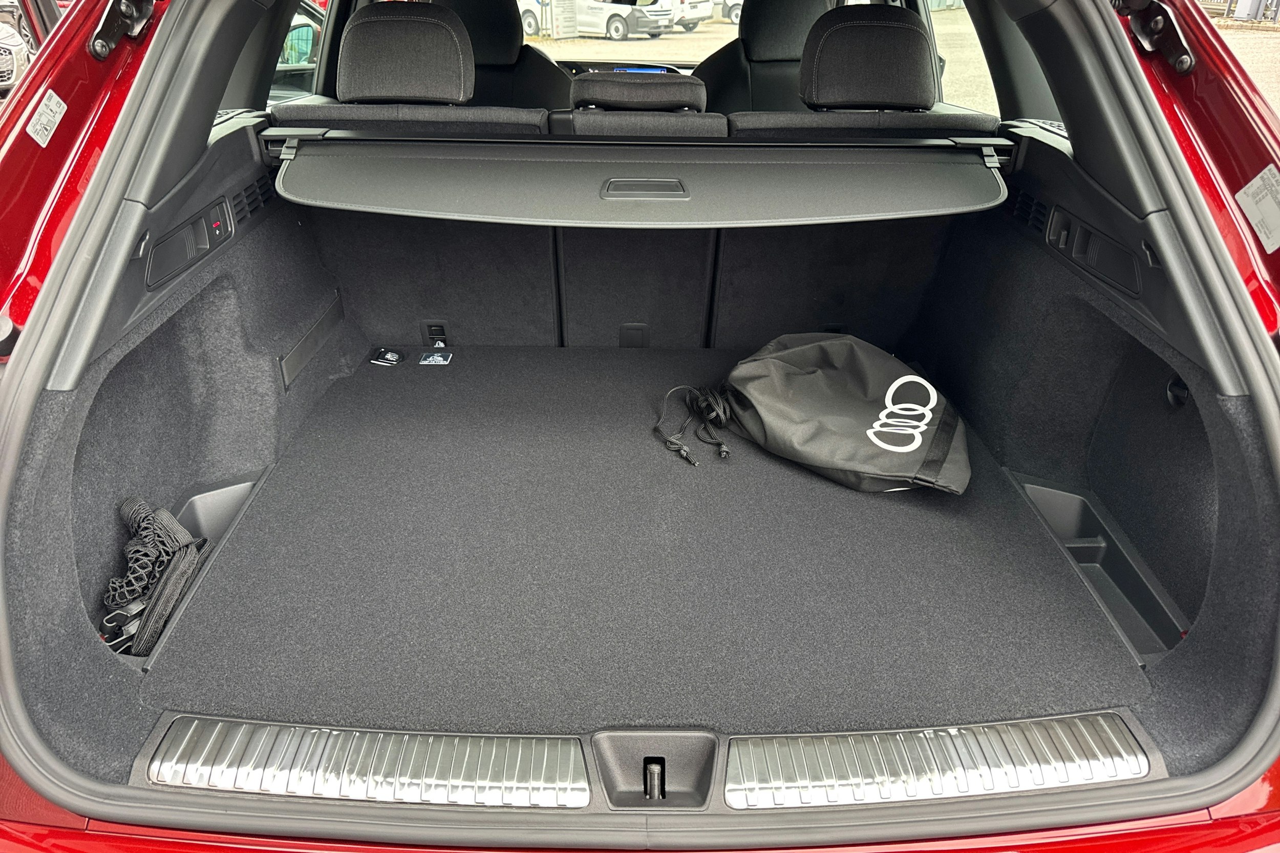 punainen Audi Q5 2025 kuva 14.