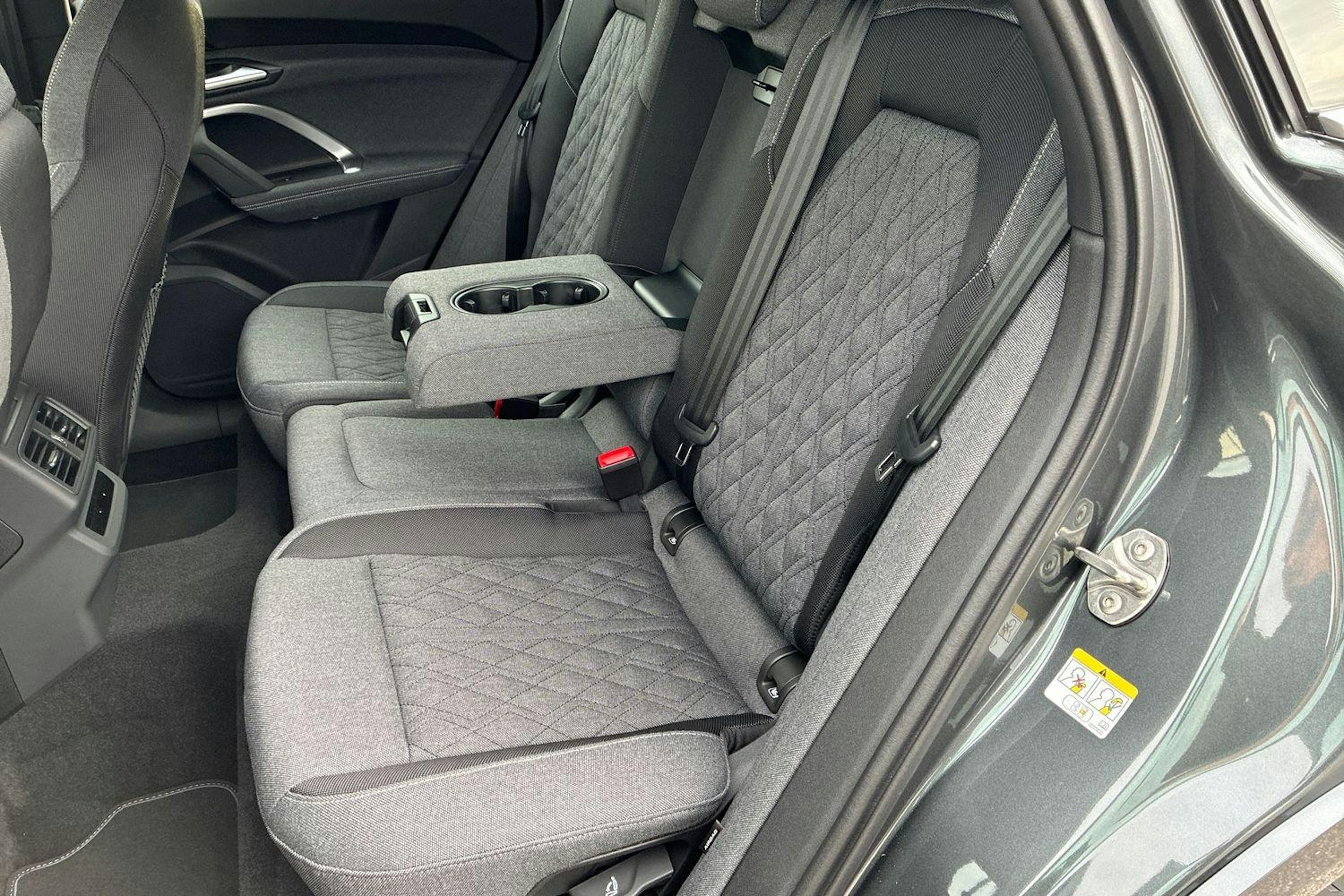 harmaa Audi Q5 2025 kuva 8.