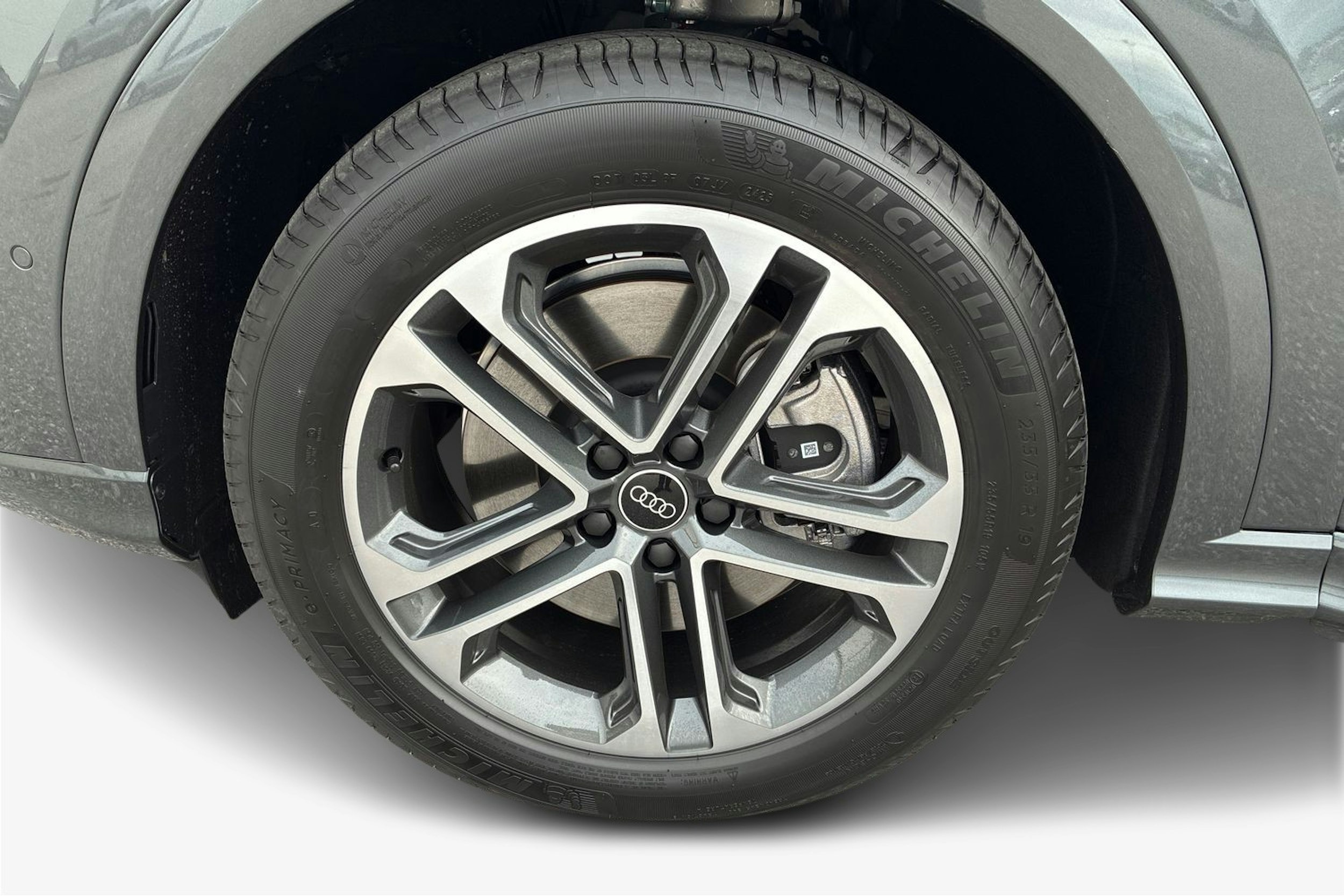 harmaa Audi Q5 2025 kuva 9.