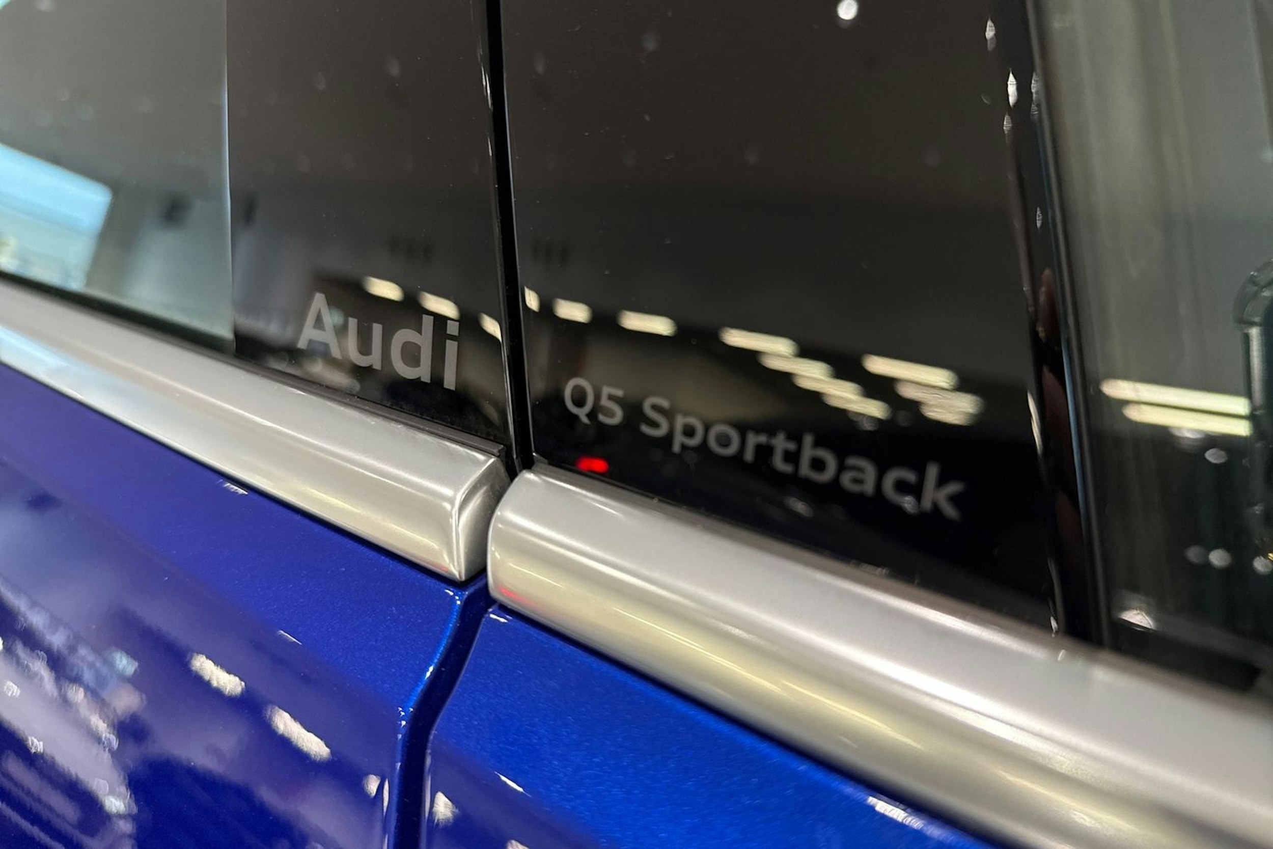 met. sininen Audi Q5 2026 kuva 15.