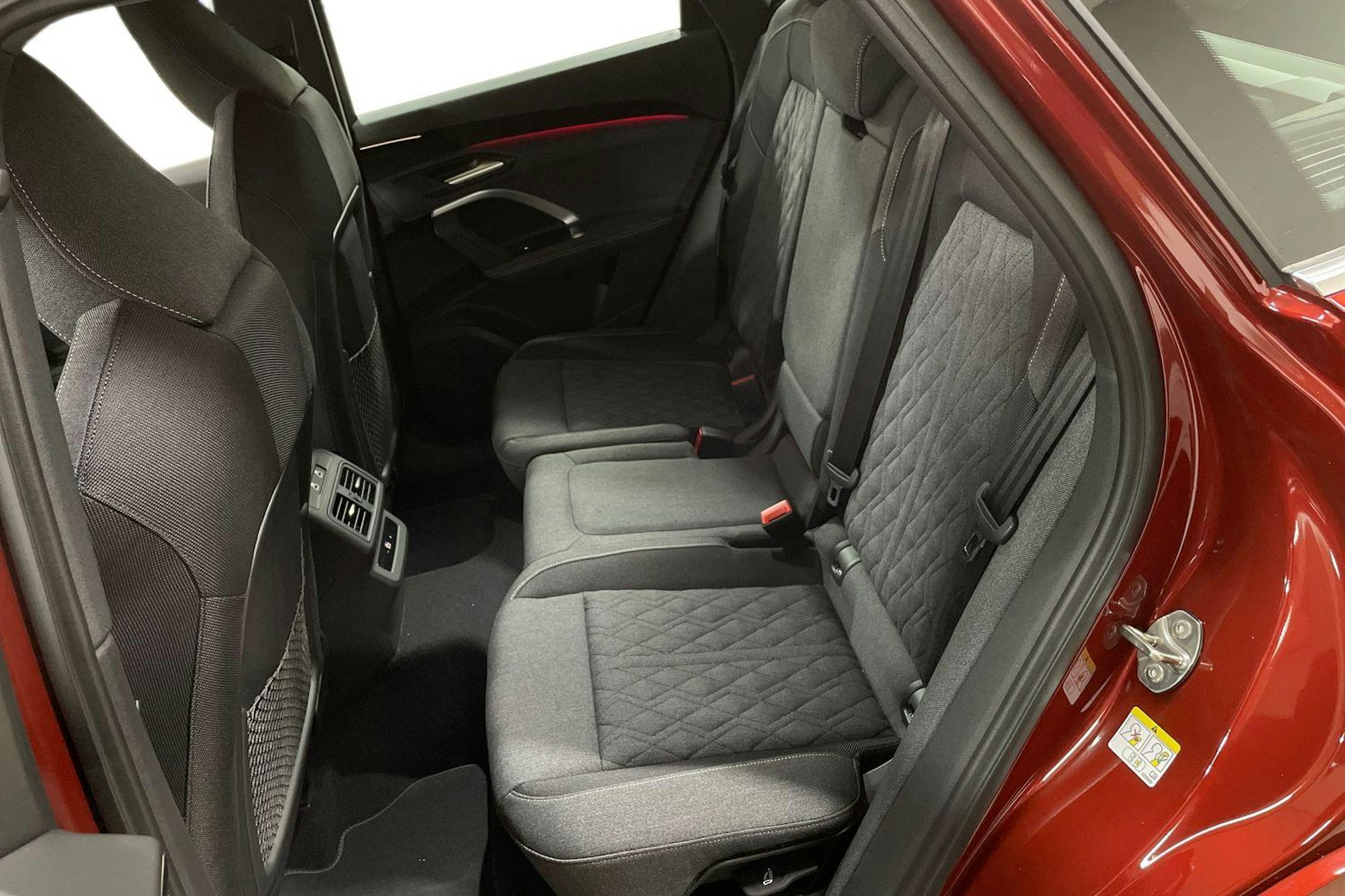 met. punainen Audi Q5 2025 kuva 8.