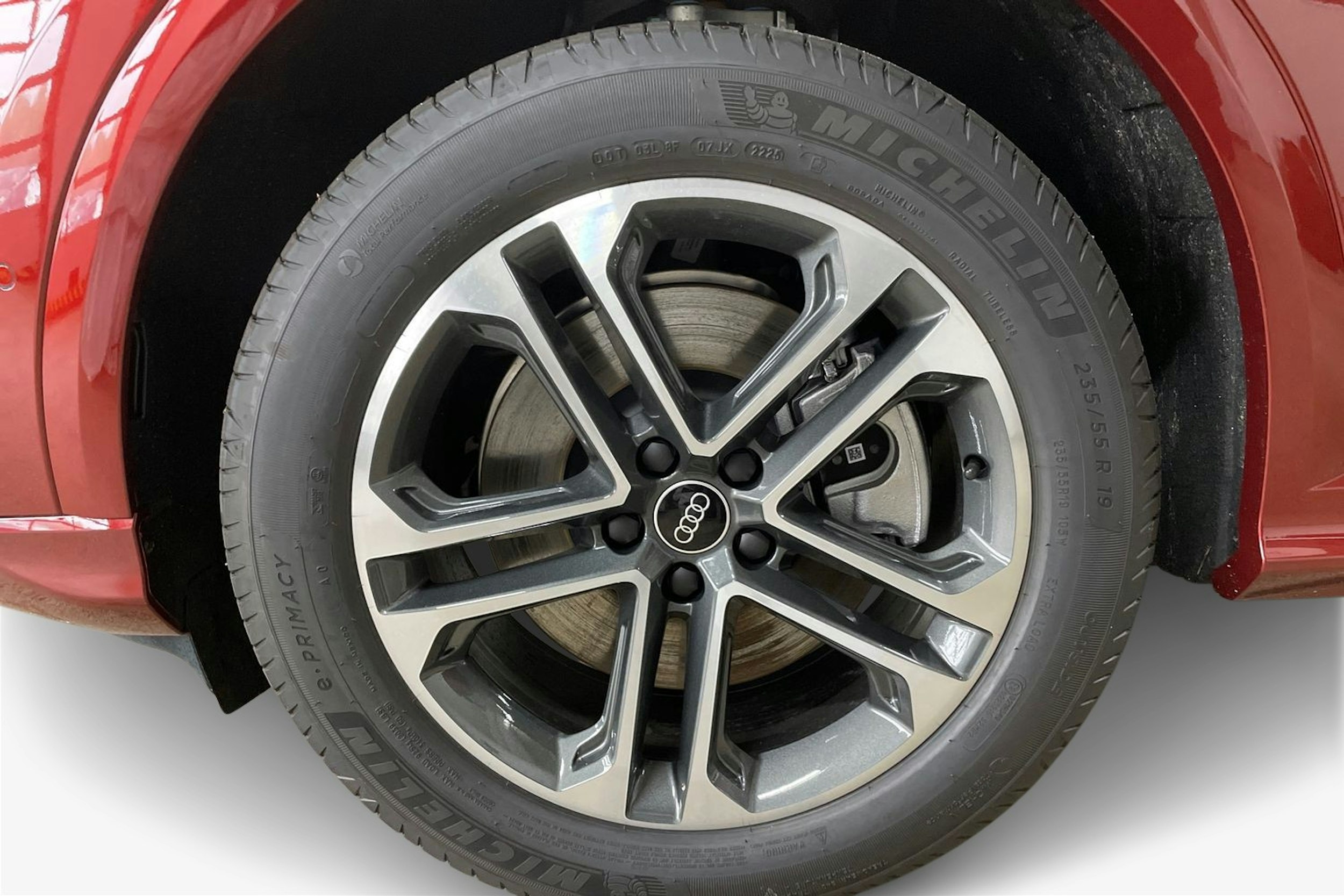 met. punainen Audi Q5 2025 kuva 9.