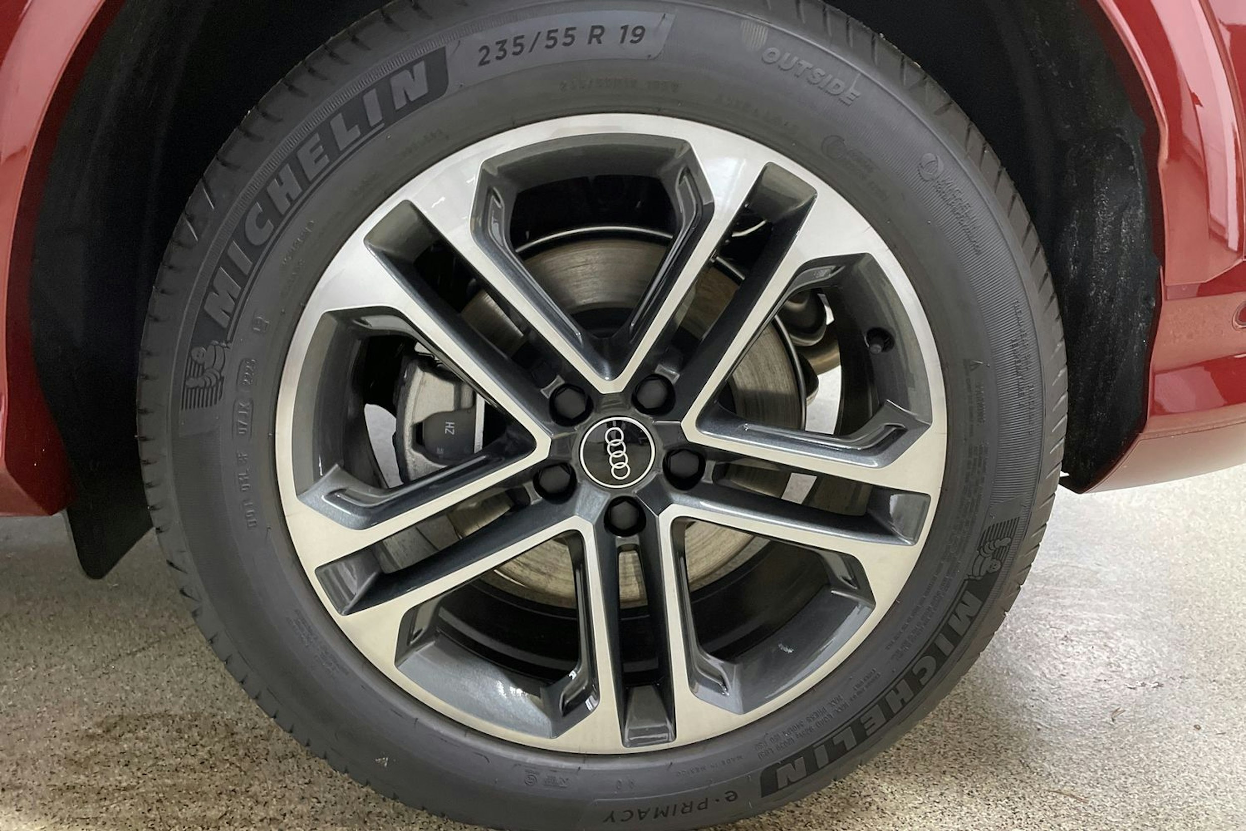met. punainen Audi Q5 2025 kuva 10.