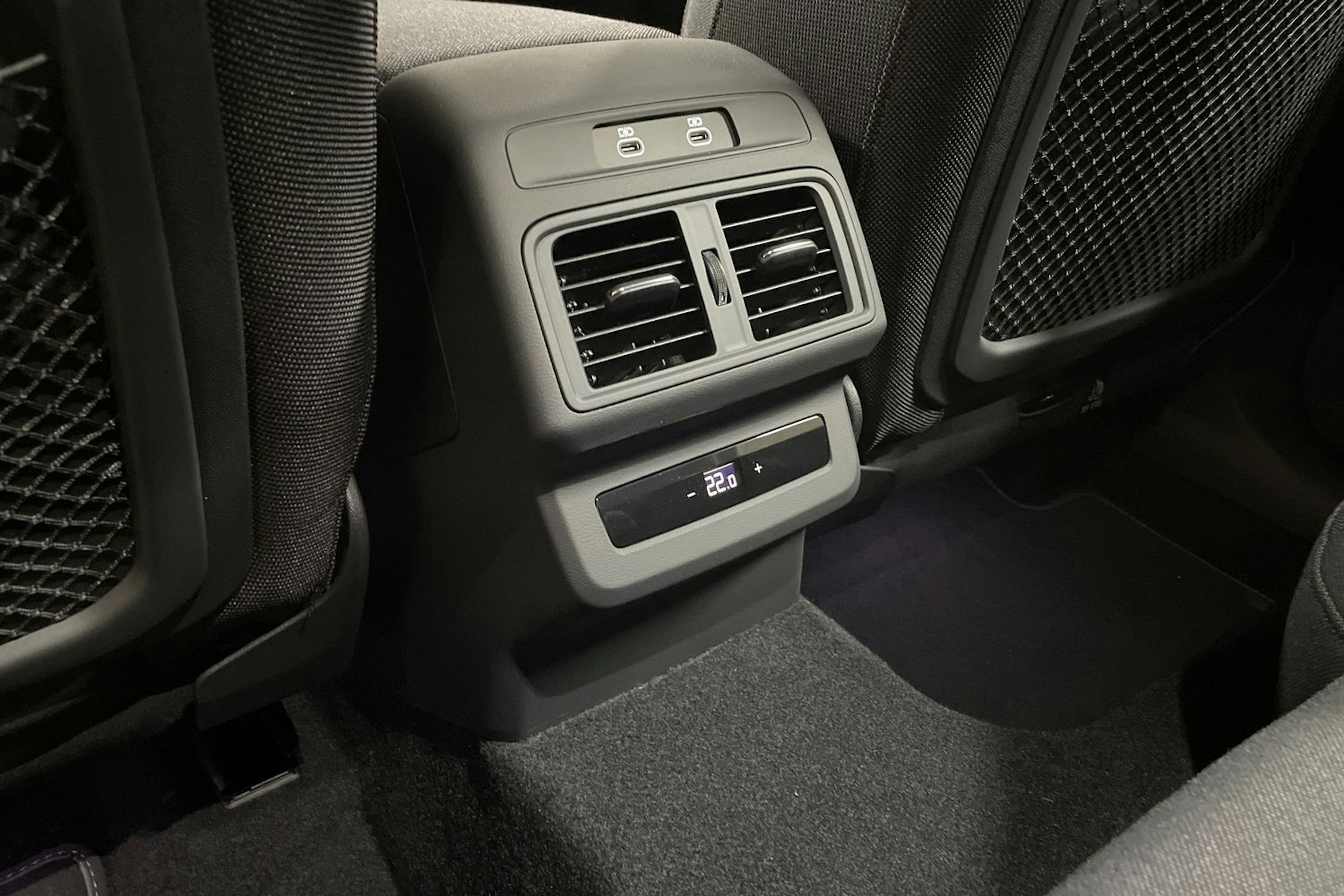 met. punainen Audi Q5 2025 kuva 11.