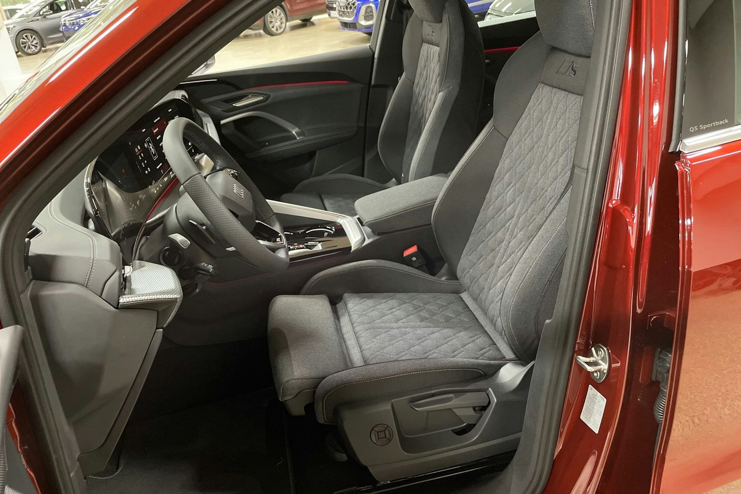 met. punainen Audi Q5 2025 kuva 13.