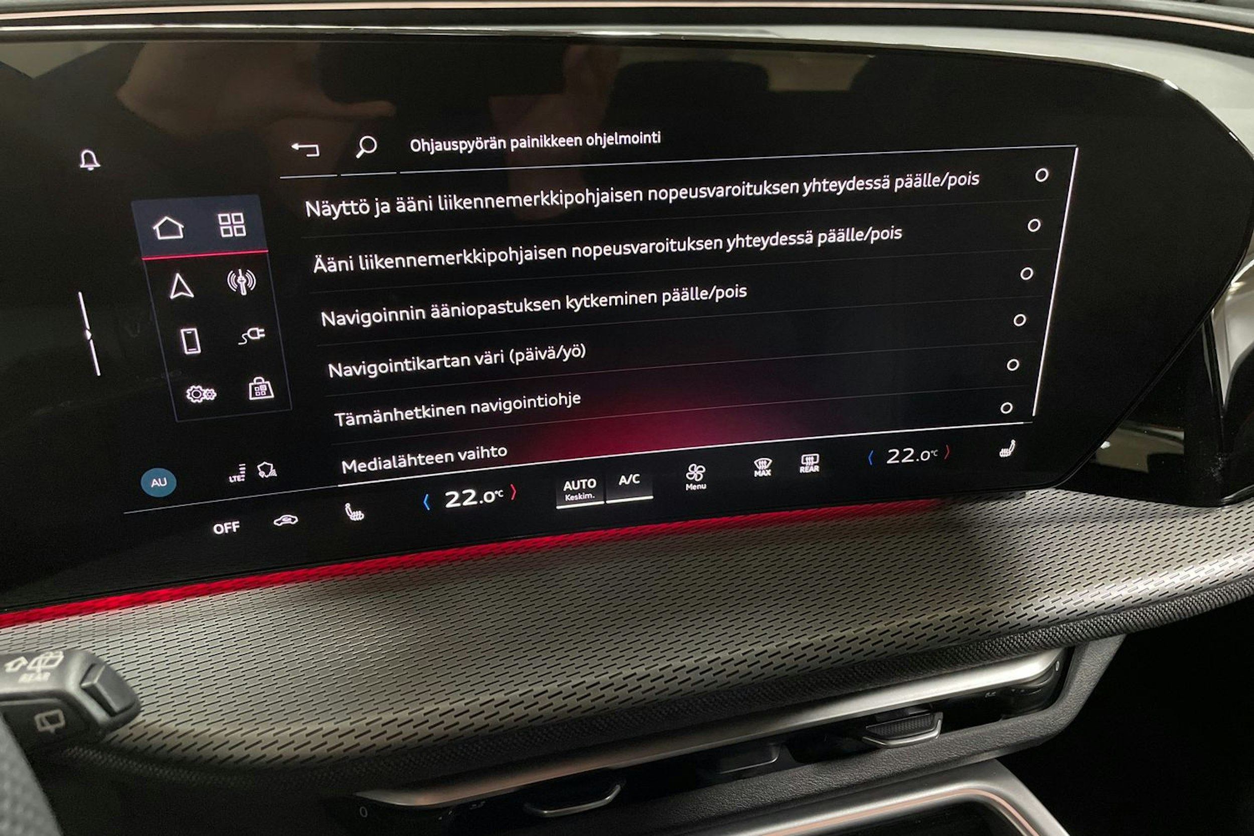 met. punainen Audi Q5 2025 kuva 18.