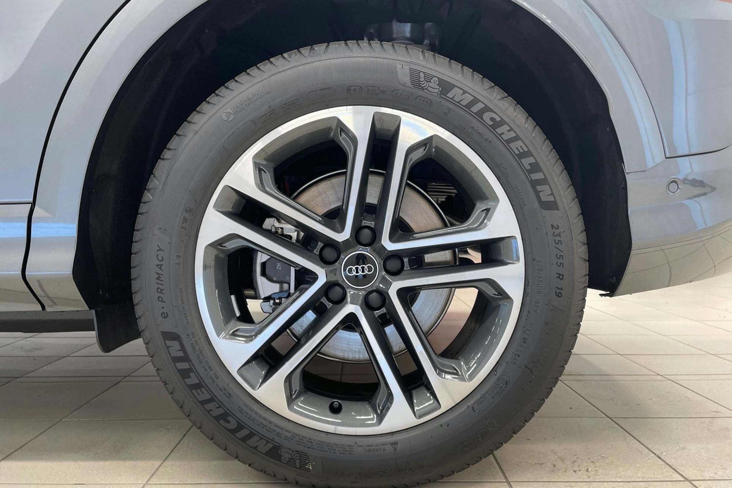 met. harmaa Audi Q5 2025 kuva 10.
