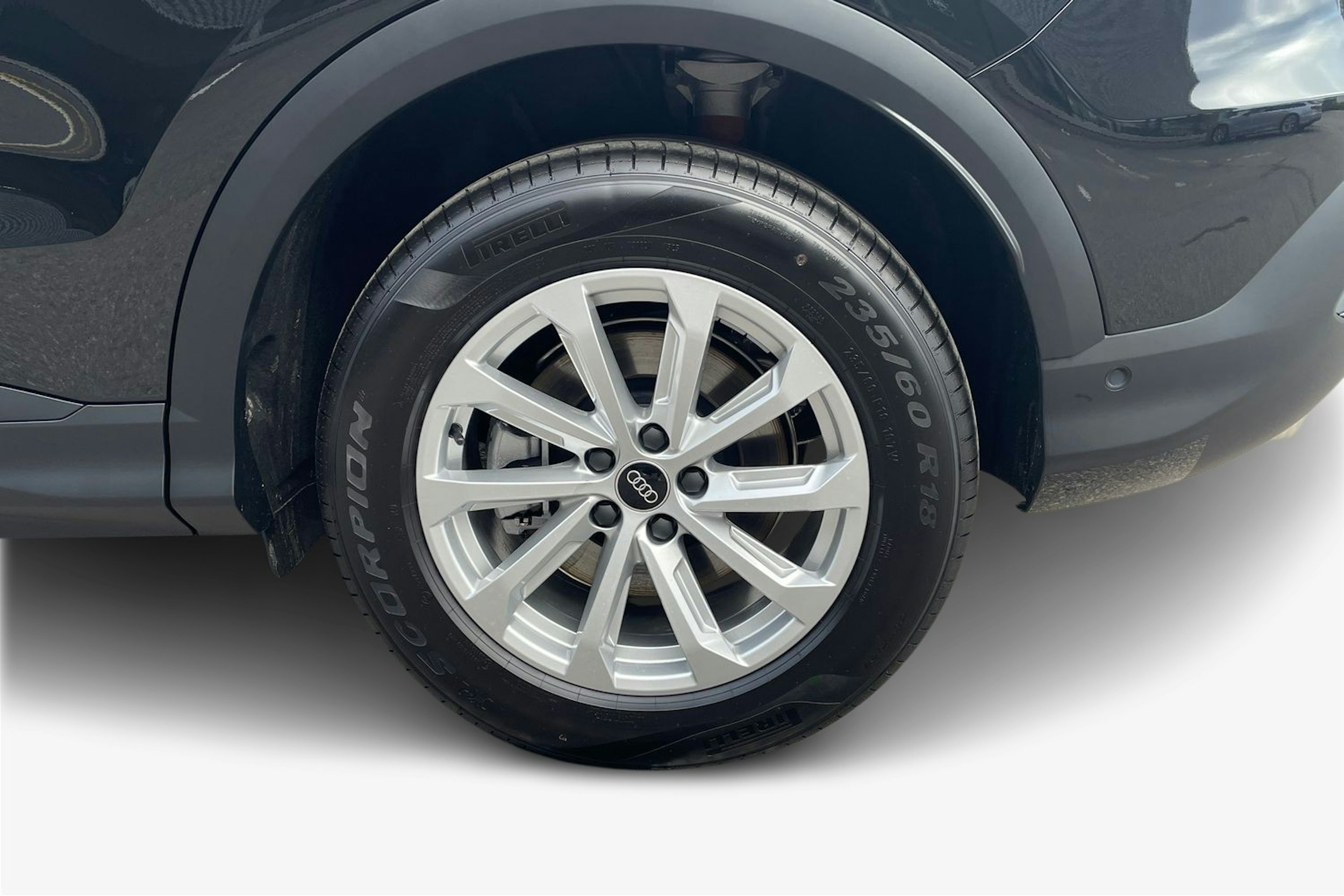 musta Audi Q5 2025 kuva 9.