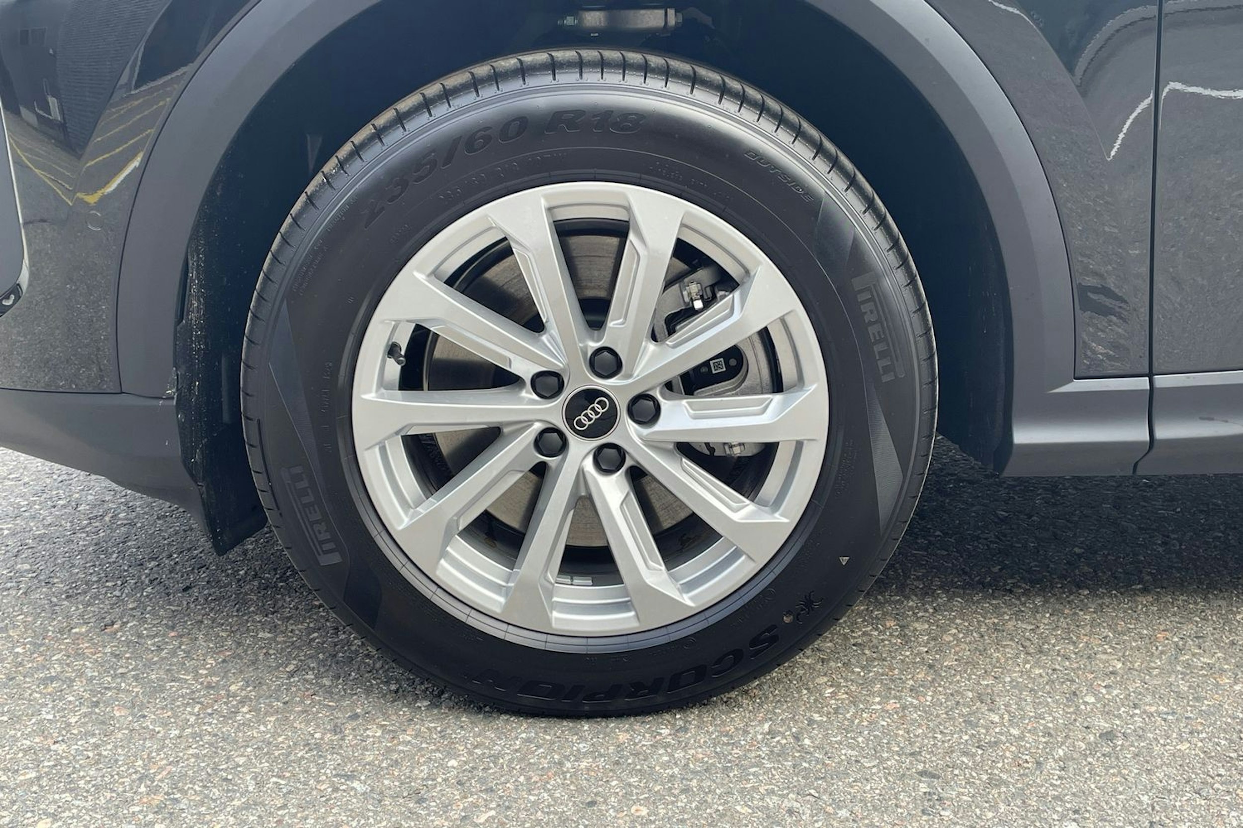 musta Audi Q5 2025 kuva 10.