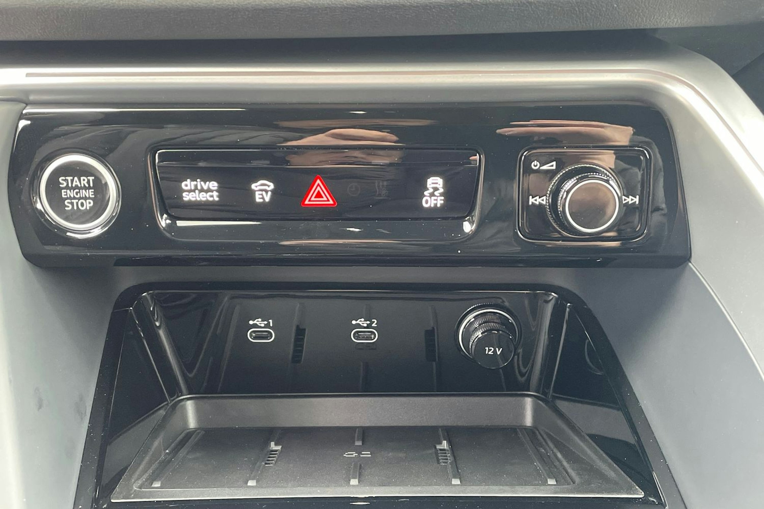 musta Audi Q5 2025 kuva 13.