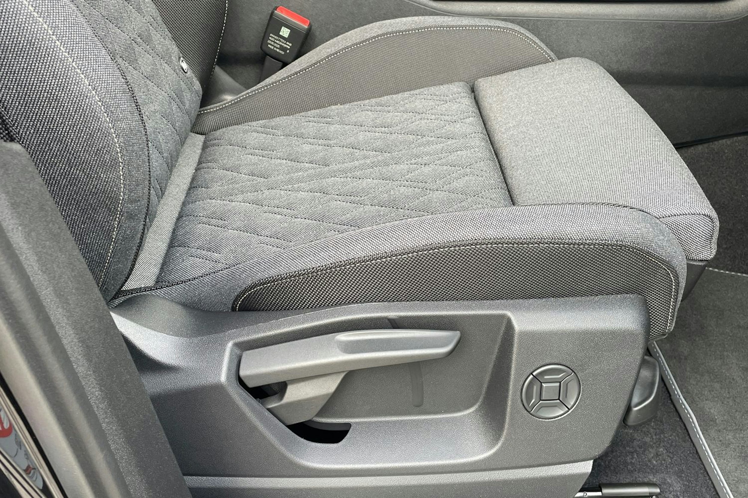 musta Audi Q5 2025 kuva 18.