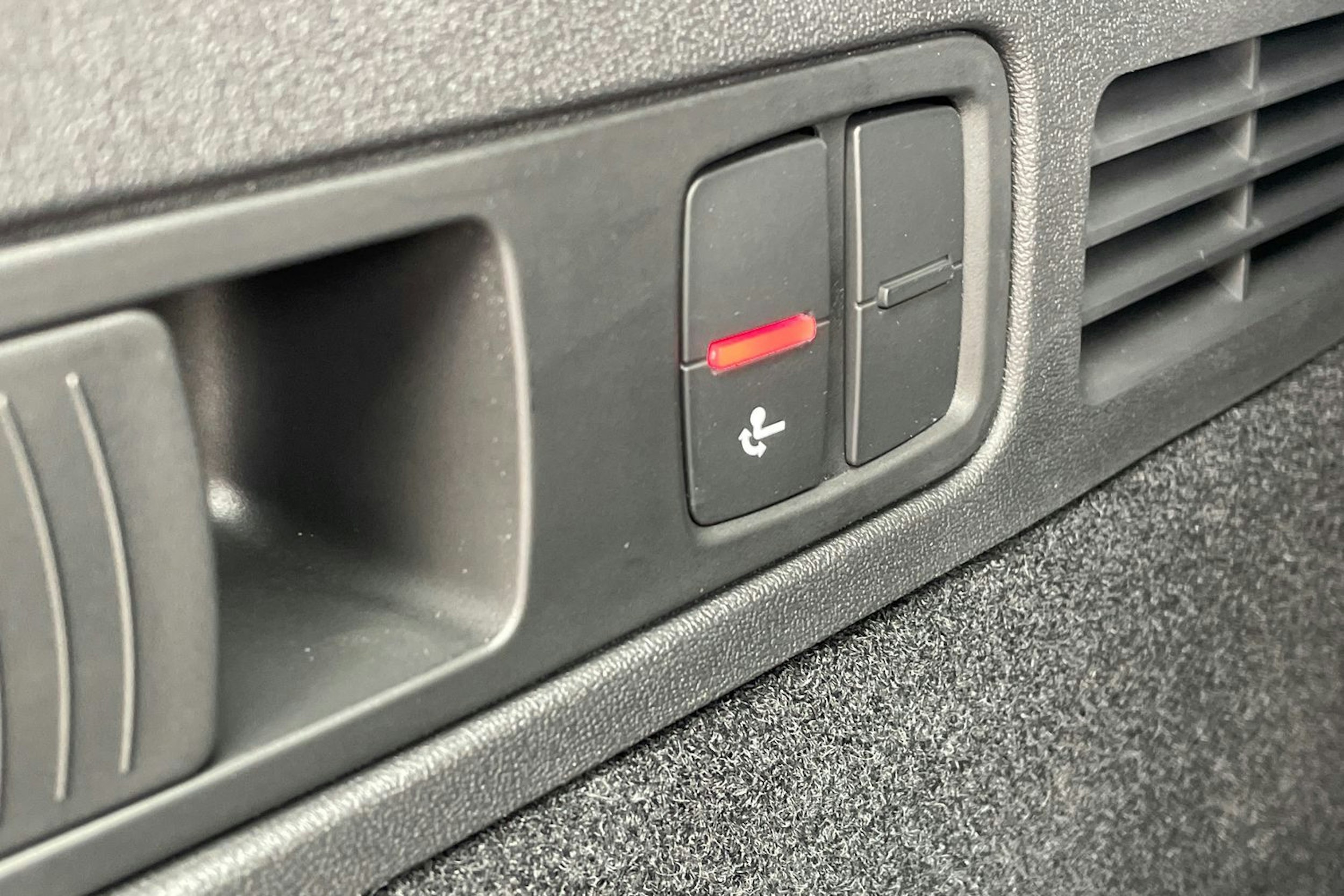 musta Audi Q5 2025 kuva 20.