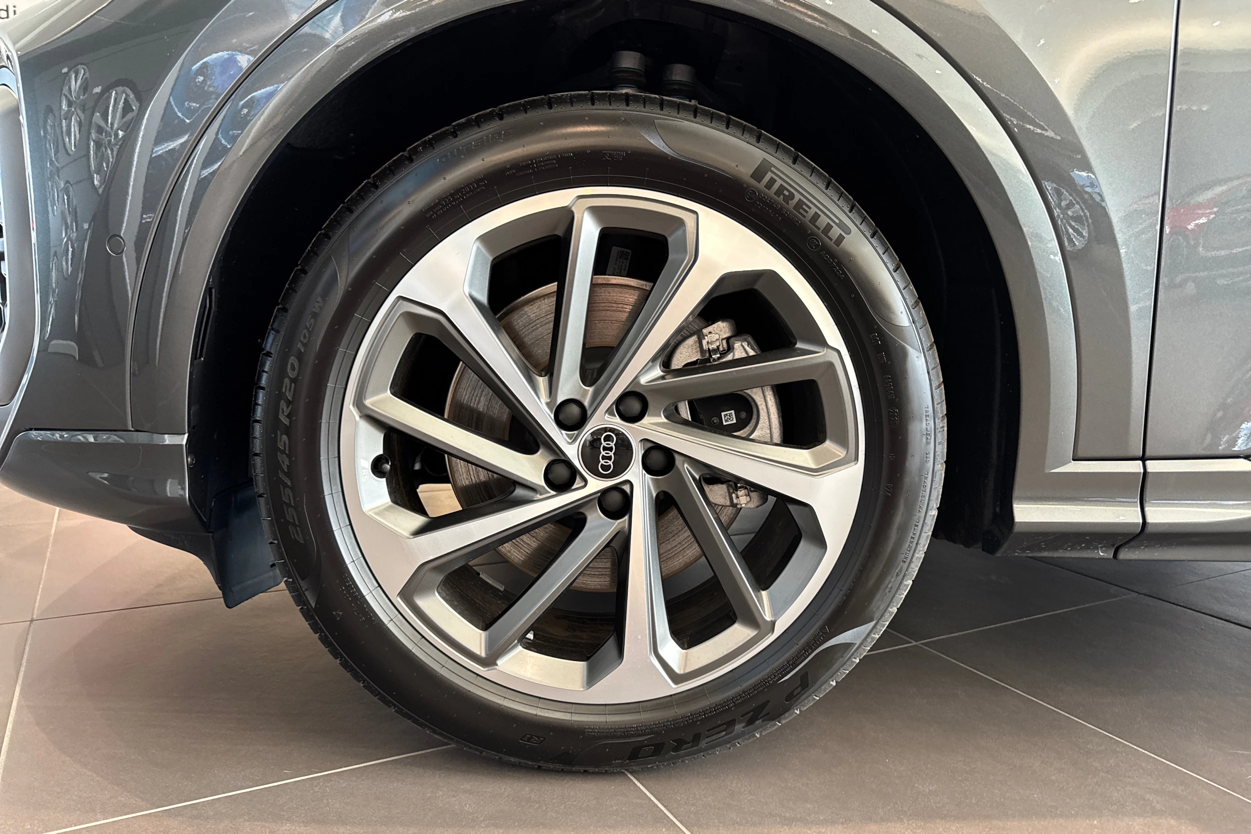 harmaa Audi Q5 2025 kuva 10.