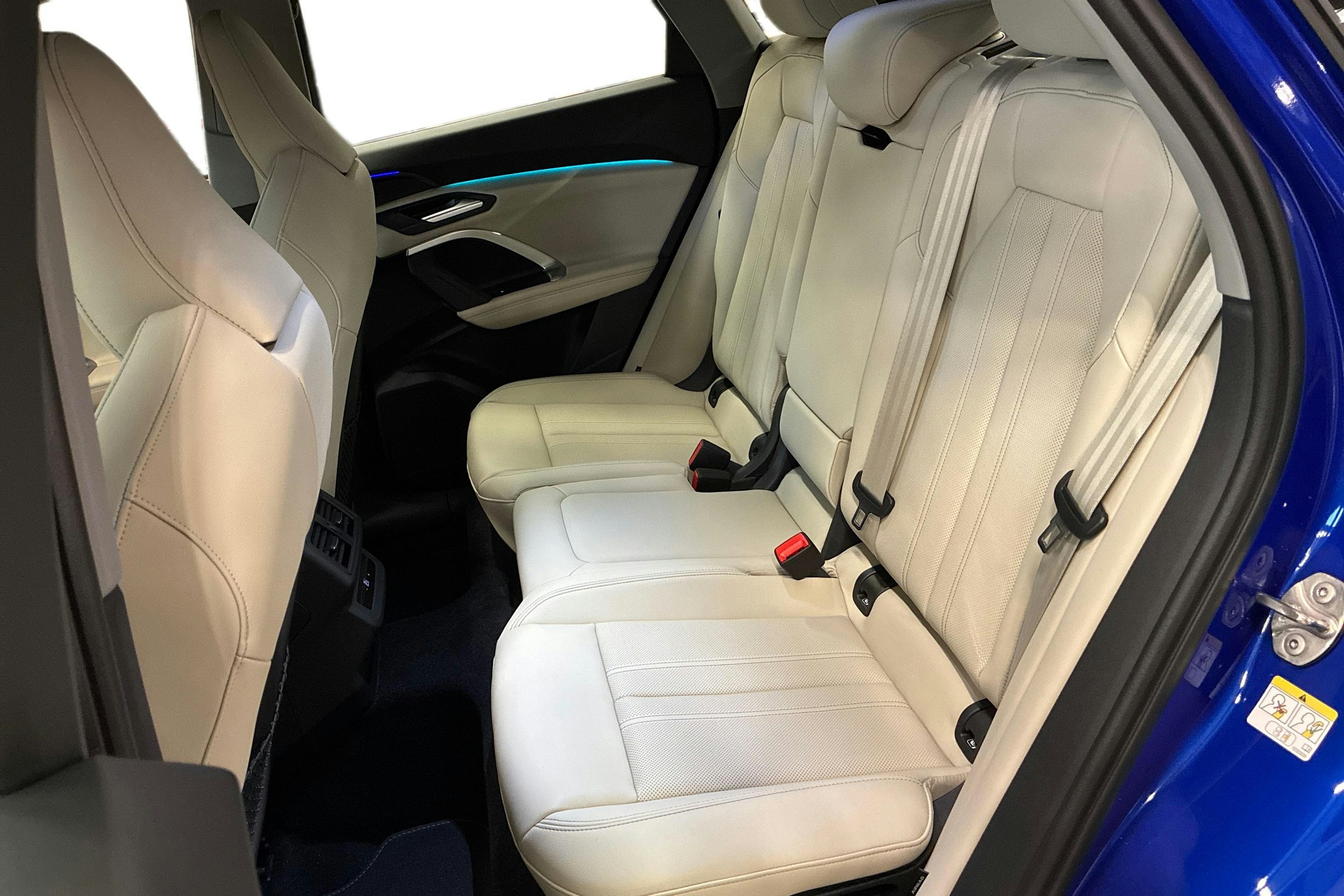 sininen Audi Q5 2025 kuva 8.