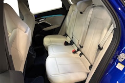 sininen Audi Q5 2025 kuva 8.