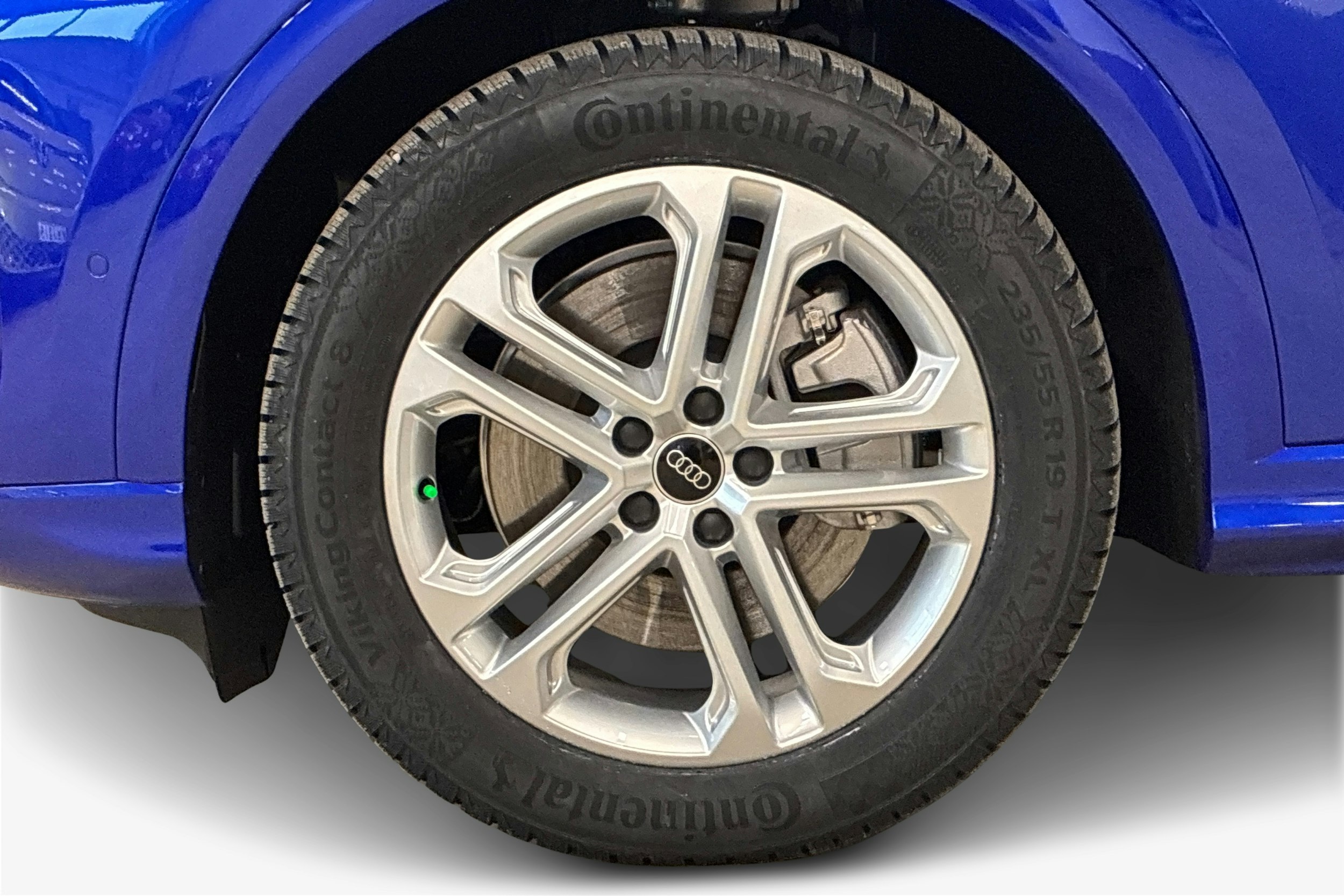 sininen Audi Q5 2025 kuva 9.