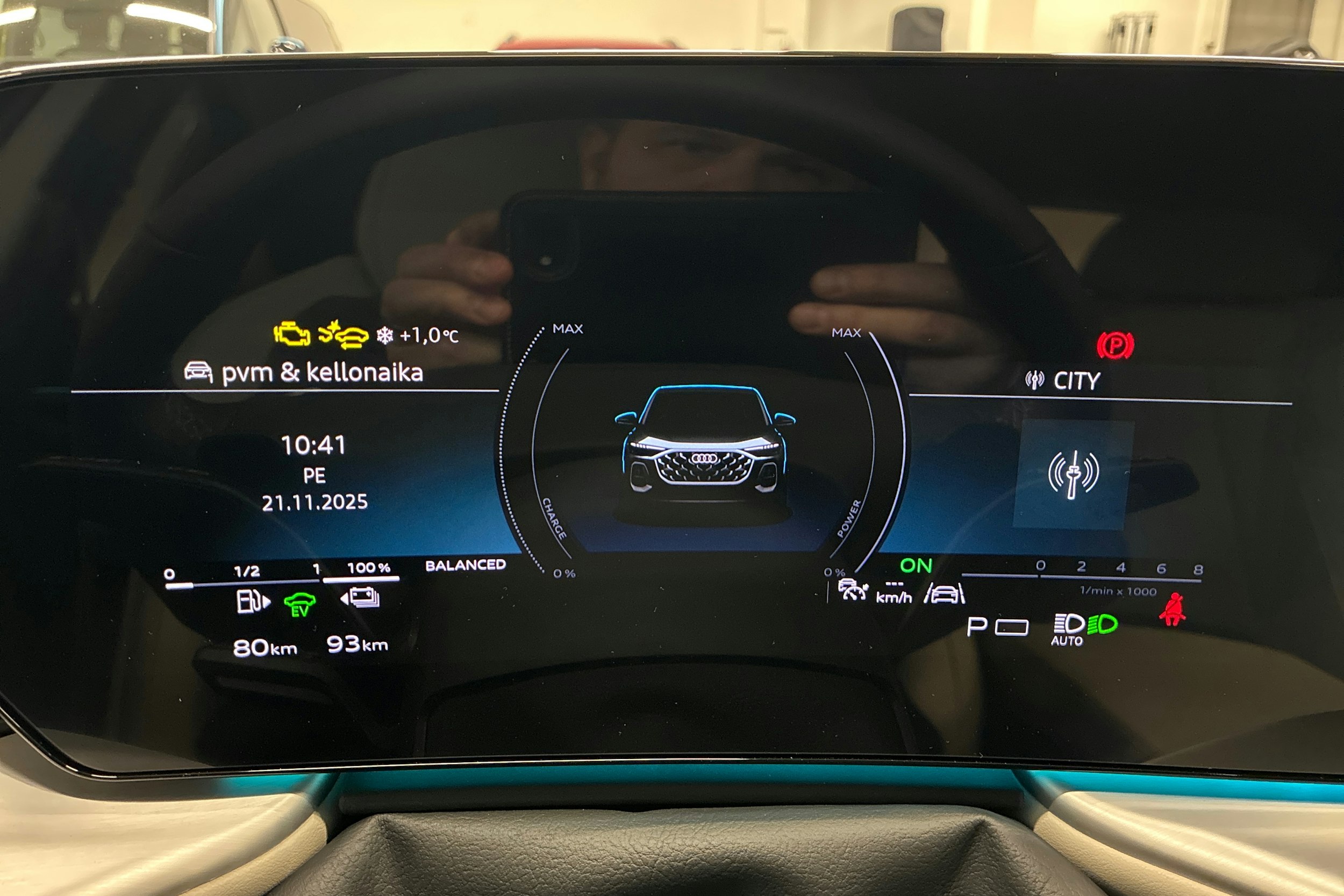 sininen Audi Q5 2025 kuva 11.