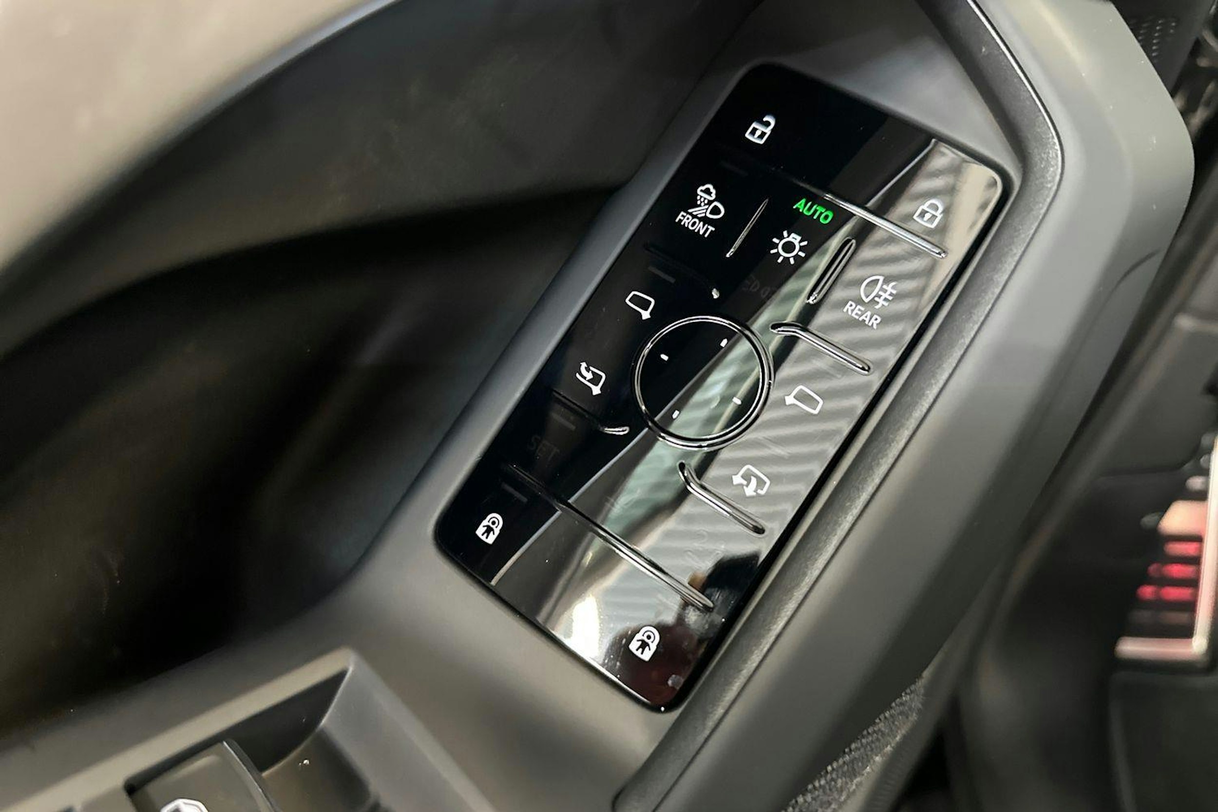 mythos musta Audi Q5 2025 kuva 8.