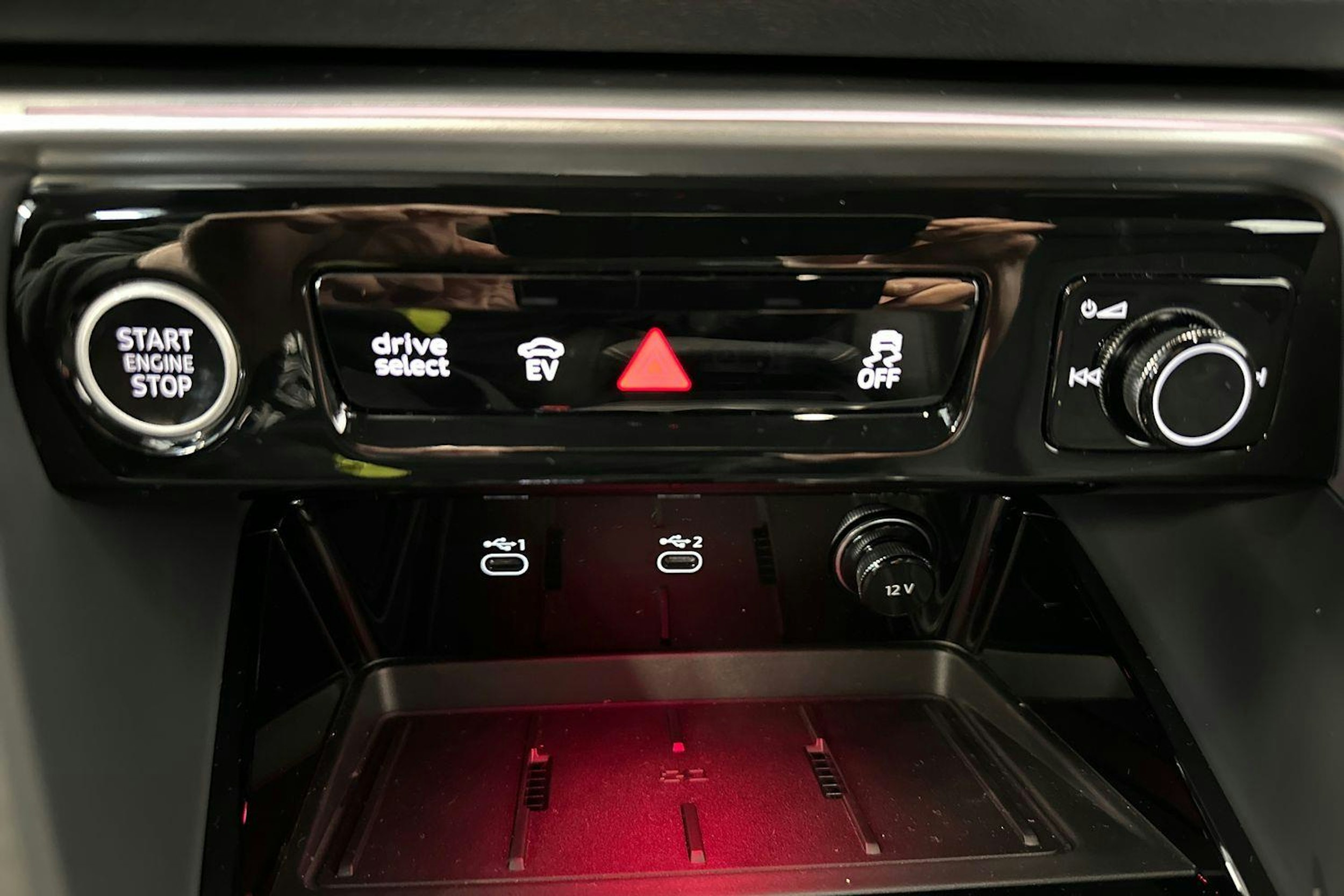 mythos musta Audi Q5 2025 kuva 16.