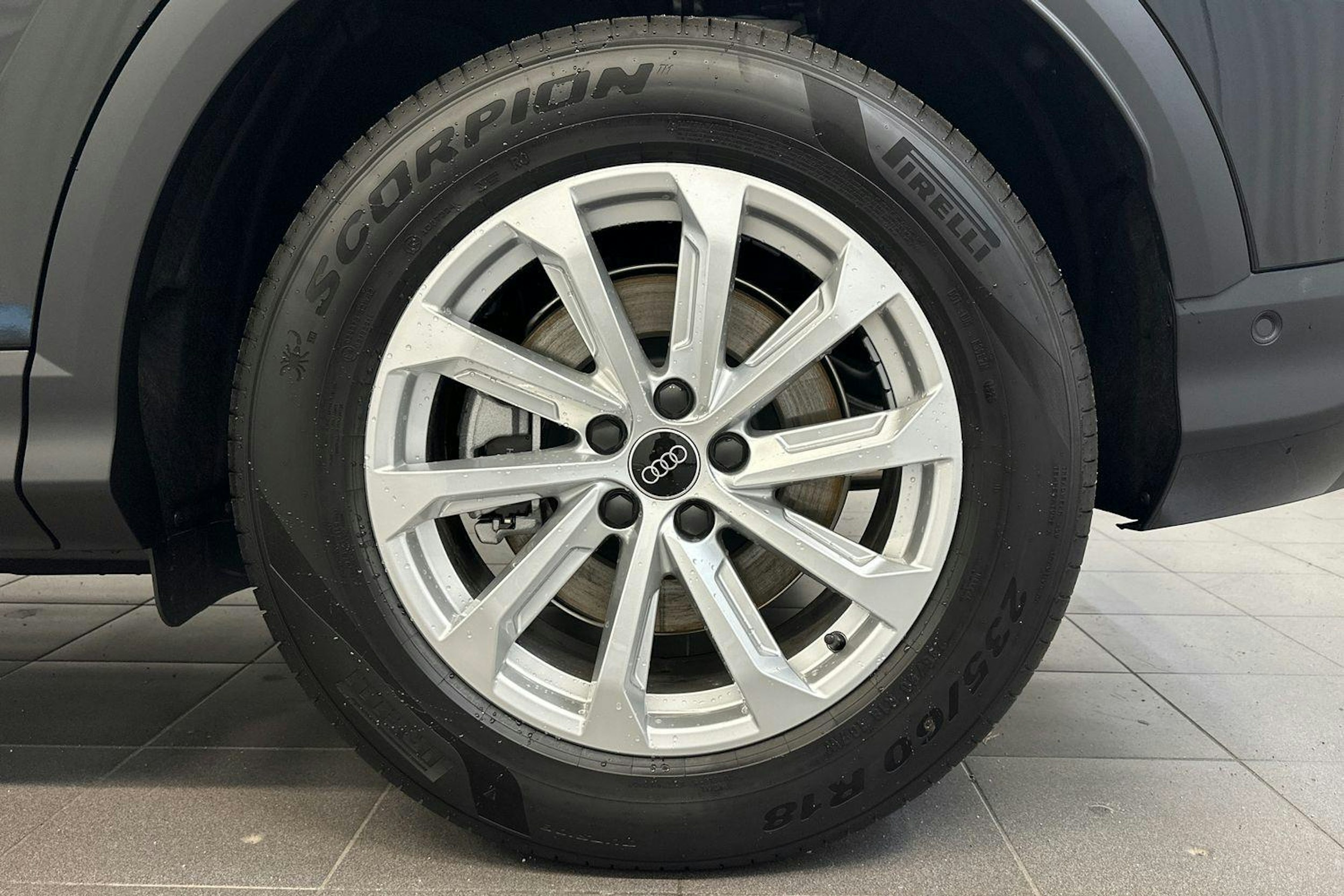 mythos musta Audi Q5 2025 kuva 27.