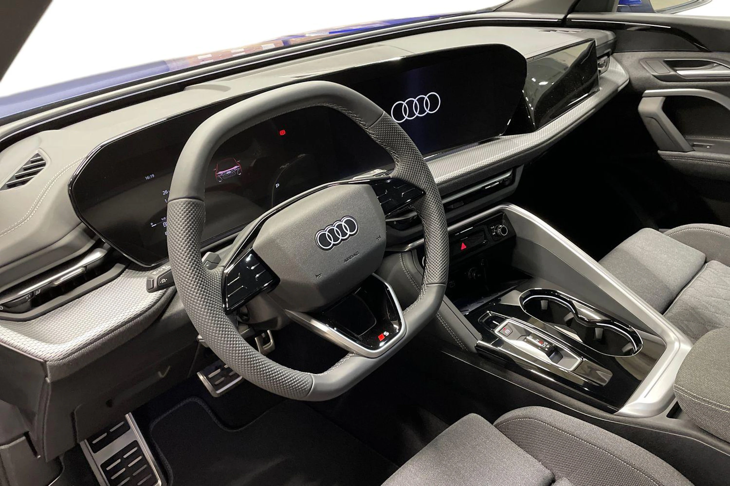 sininen Audi Q5 2025 kuva 6.