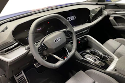 sininen Audi Q5 2025 kuva 6.