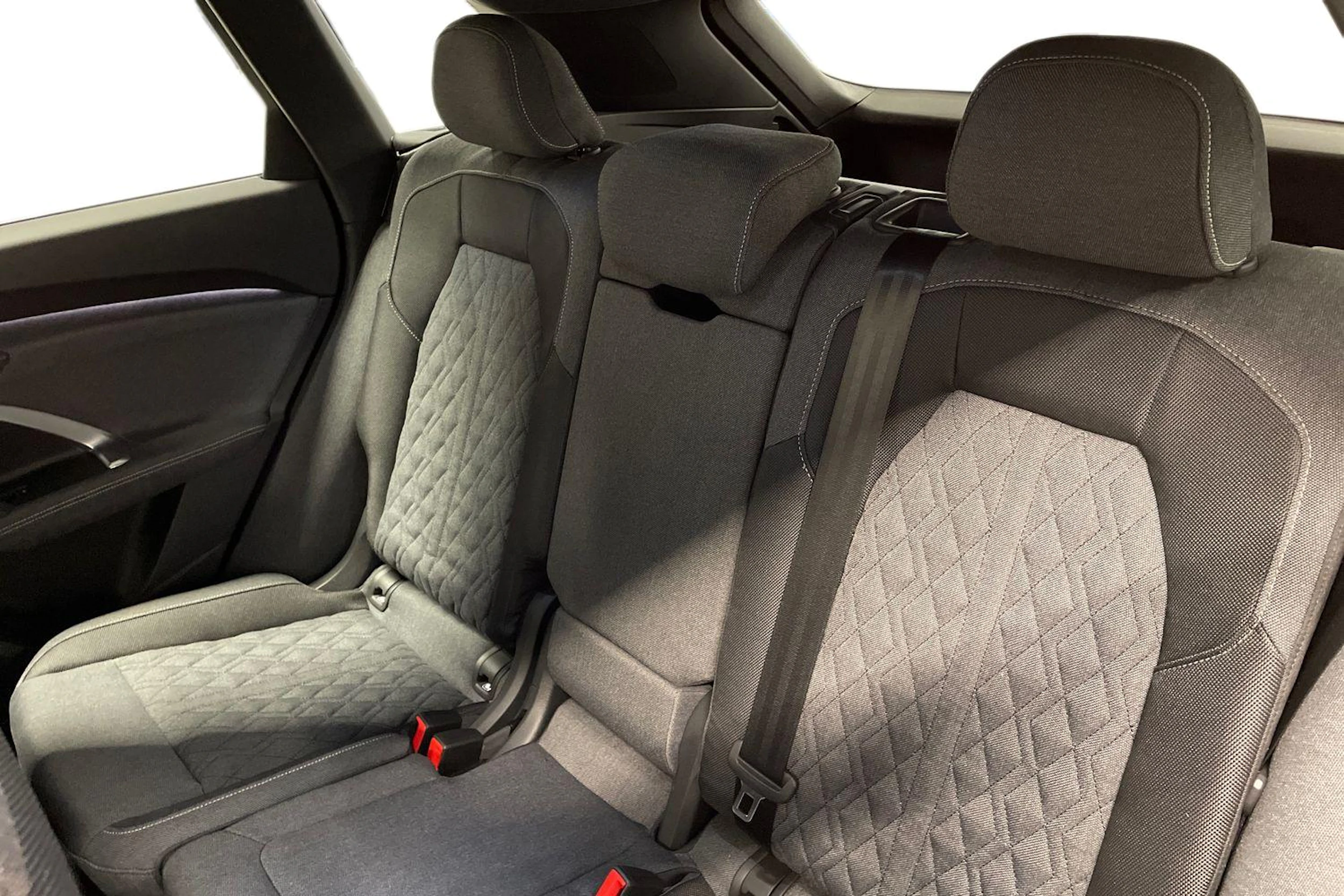 sininen Audi Q5 2025 kuva 8.