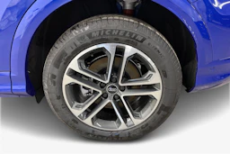 sininen Audi Q5 2025 kuva 9.