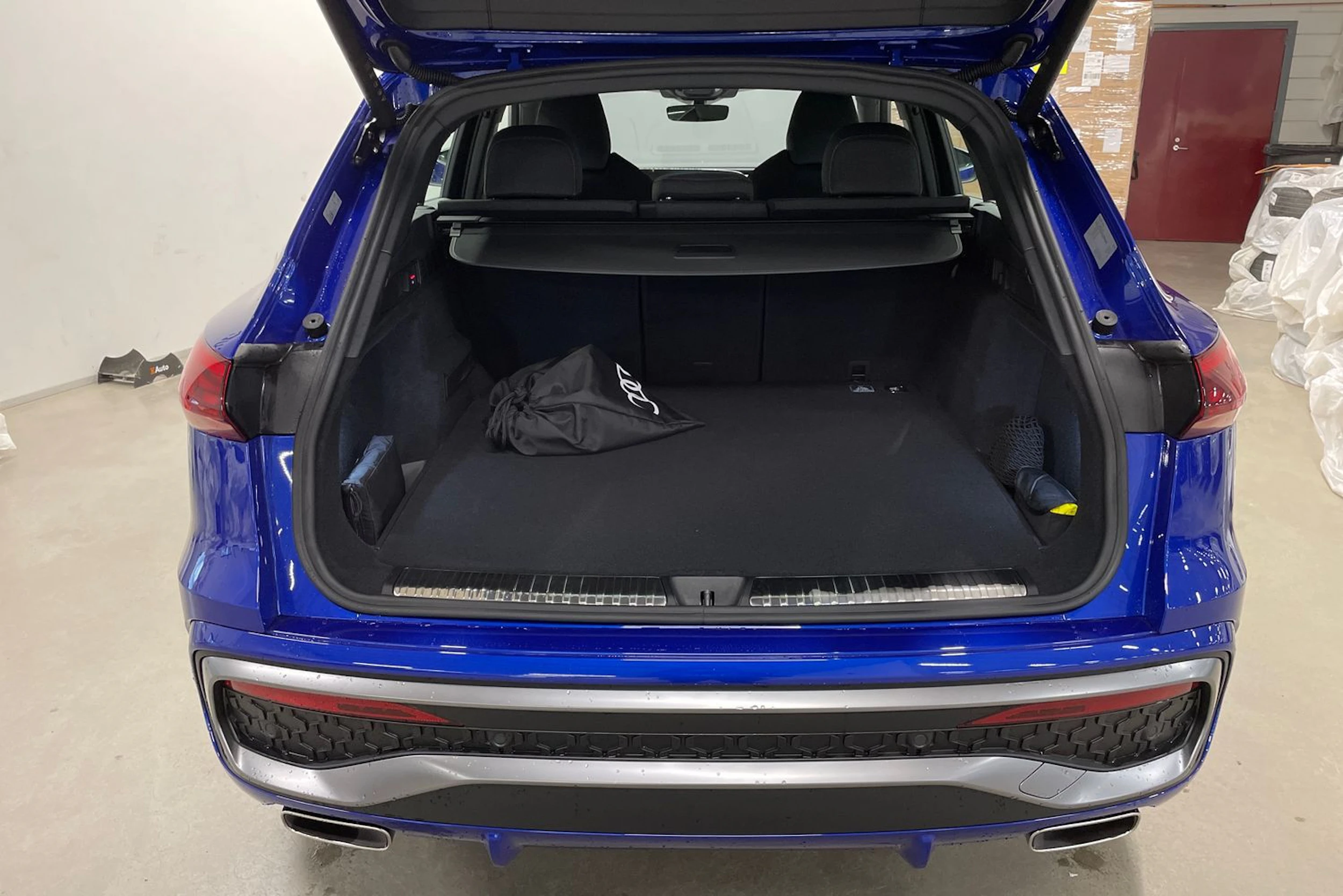 sininen Audi Q5 2025 kuva 11.