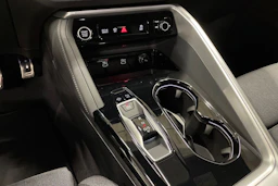 sininen Audi Q5 2025 kuva 16.