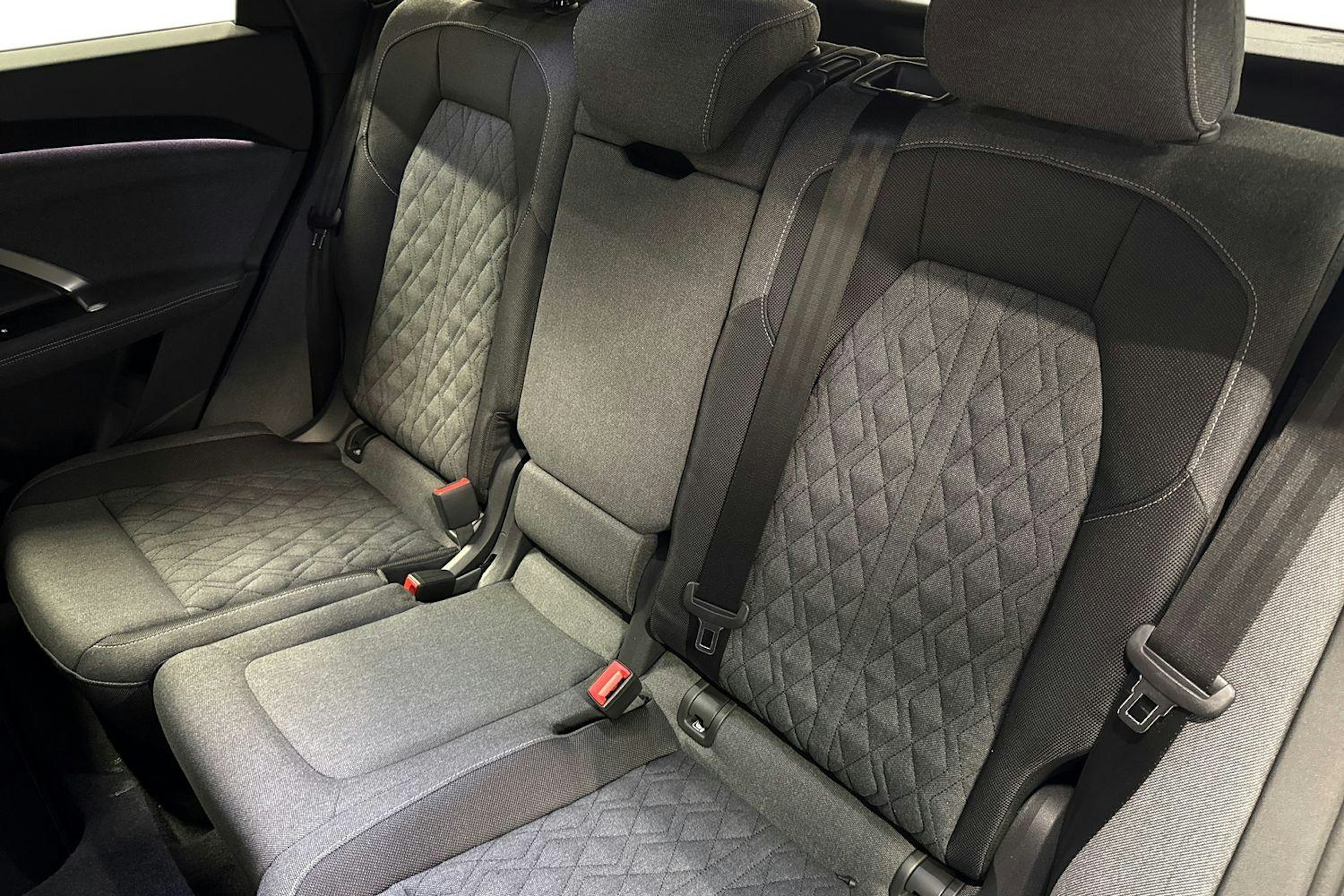 sininen Audi Q5 2025 kuva 8.