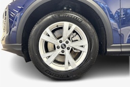 sininen Audi Q5 2025 kuva 9.