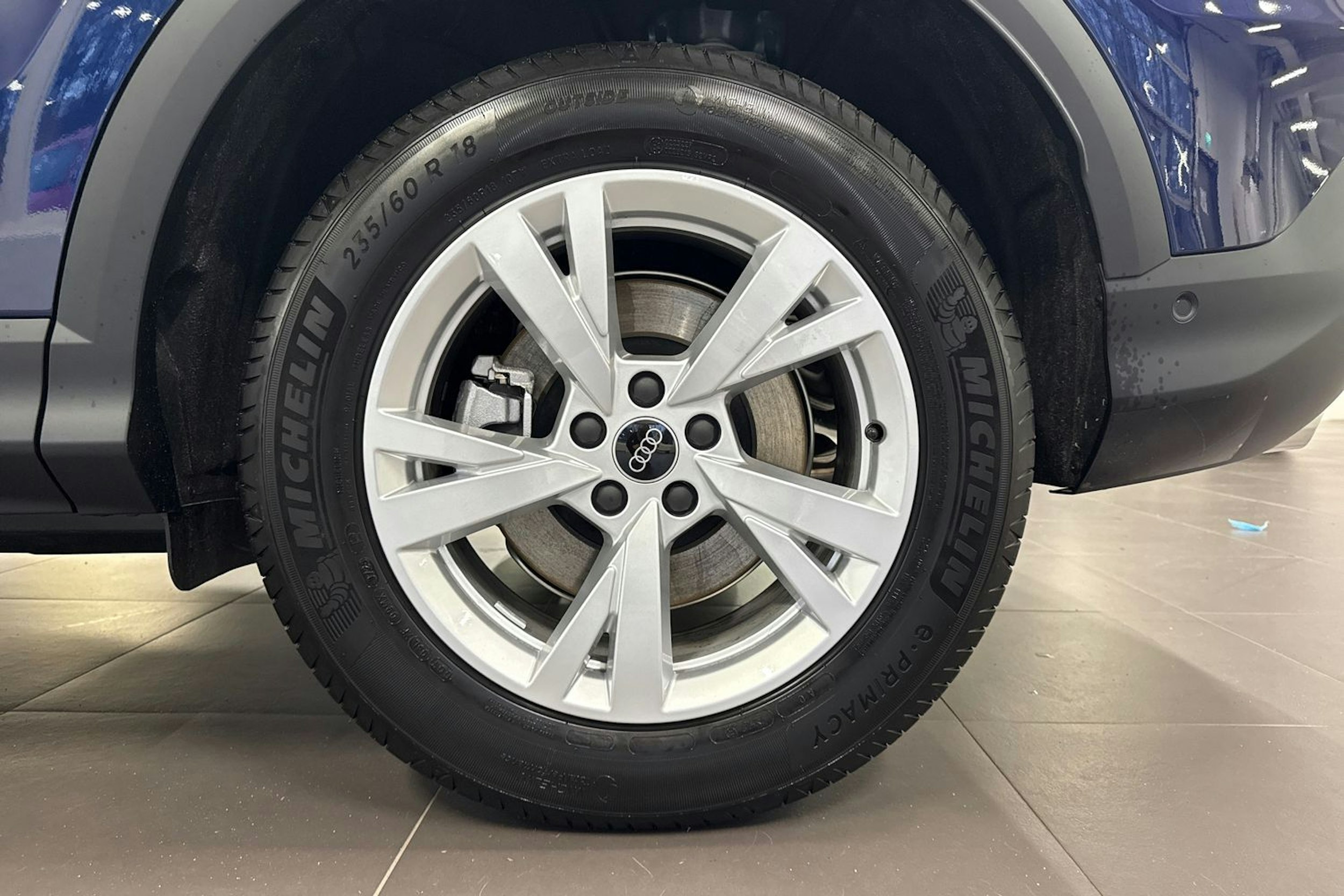 sininen Audi Q5 2025 kuva 10.