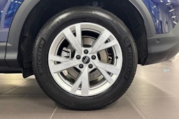 sininen Audi Q5 2025 kuva 10.