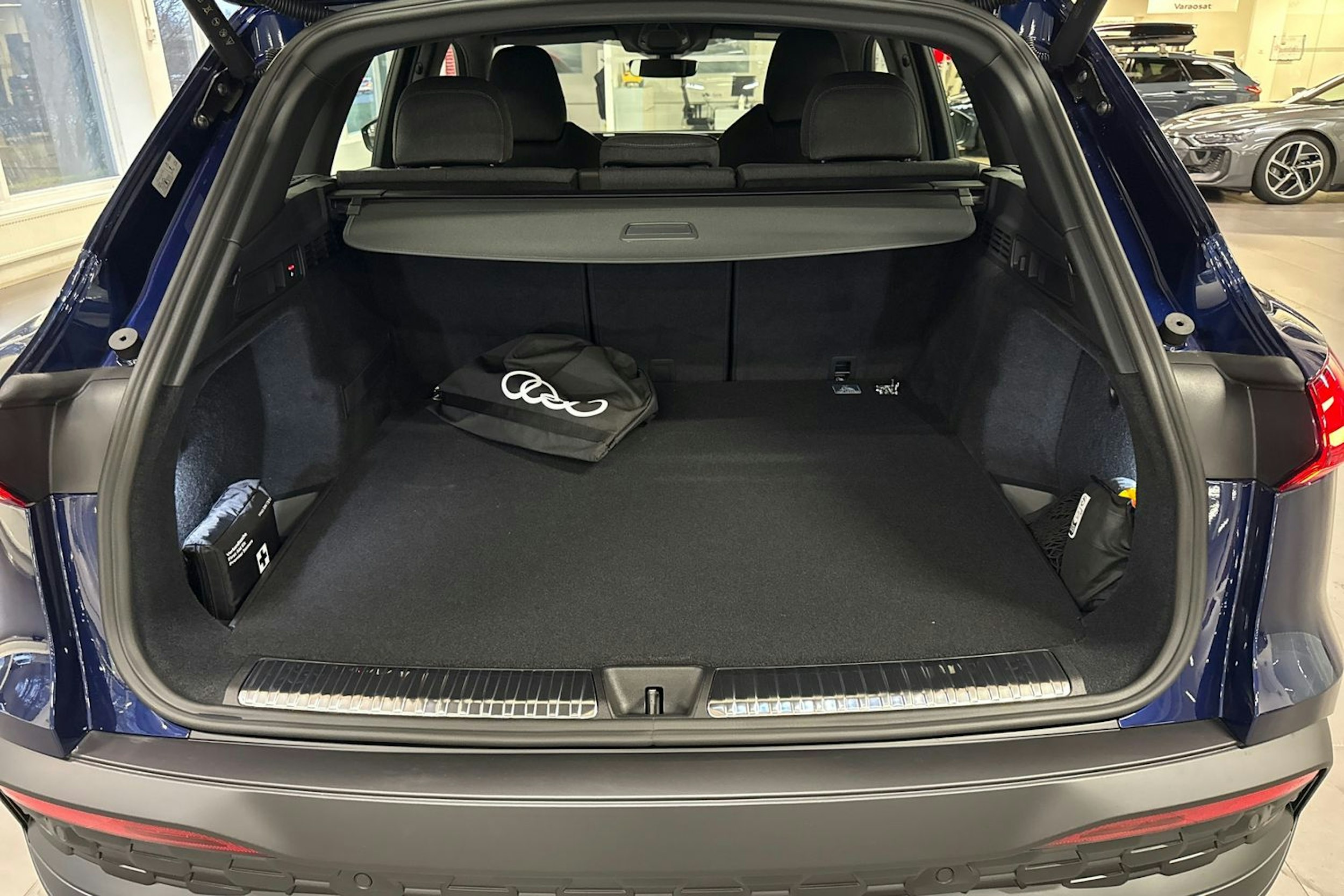 sininen Audi Q5 2025 kuva 11.