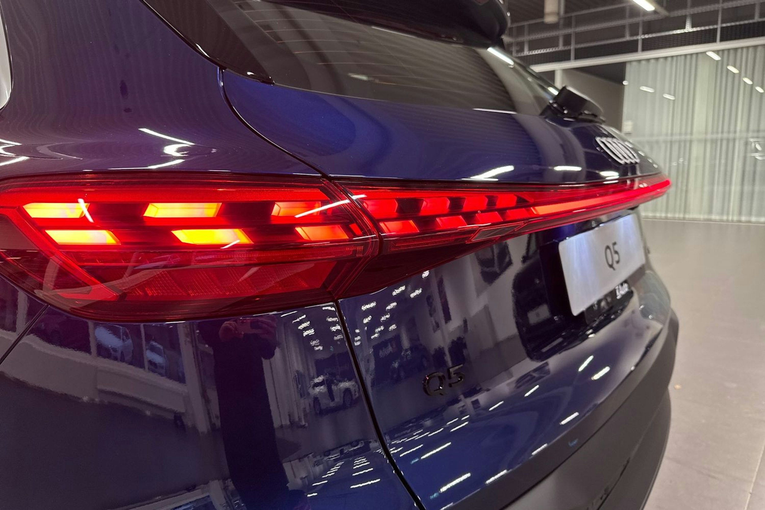 sininen Audi Q5 2025 kuva 15.