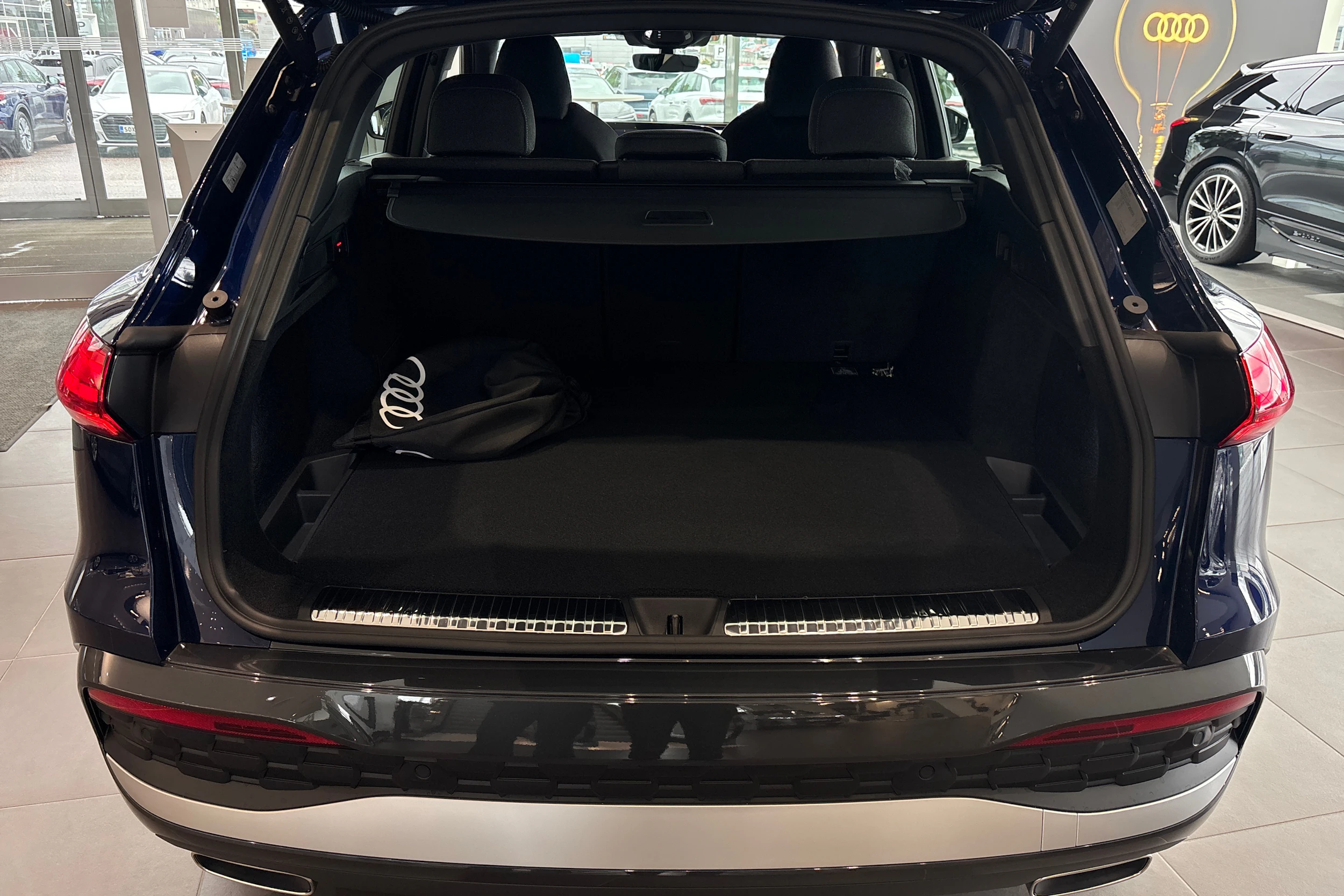 sininen Audi Q5 2026 kuva 11.