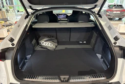 met. valkoinen Audi Q5 2026 kuva 12.
