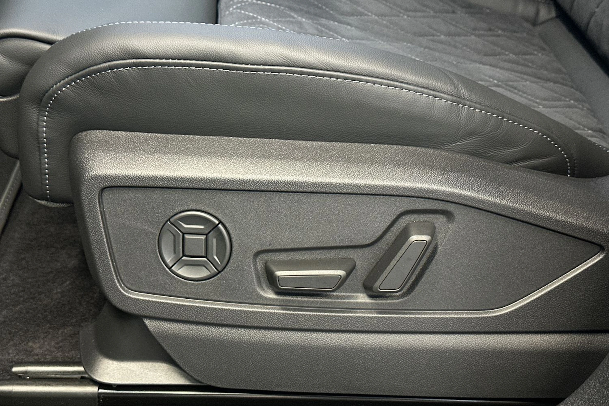 met. harmaa Audi Q5 2026 kuva 17.