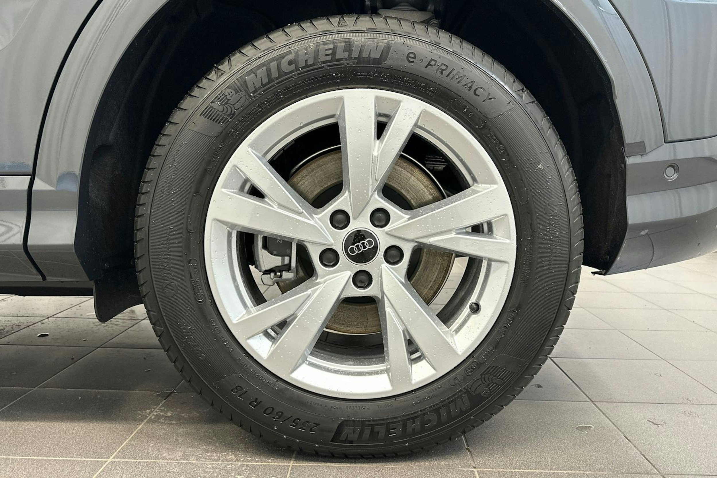 tambora harmaa Audi Q5 2026 kuva 27.