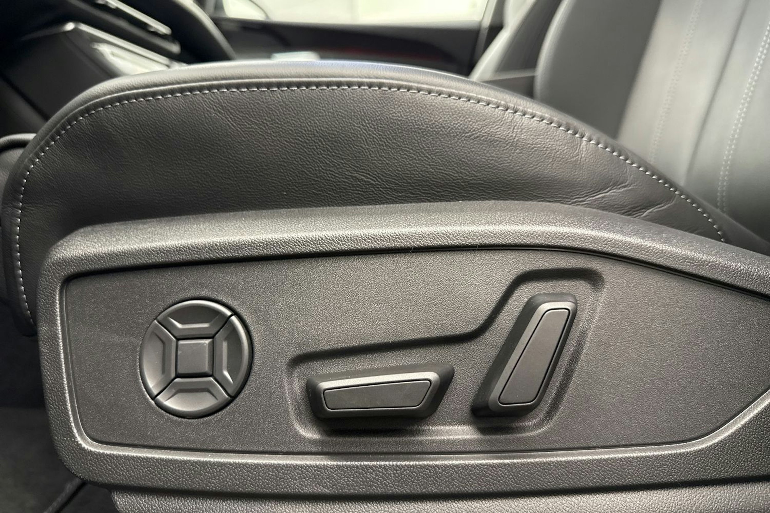 met. musta Audi Q5 2026 kuva 16.