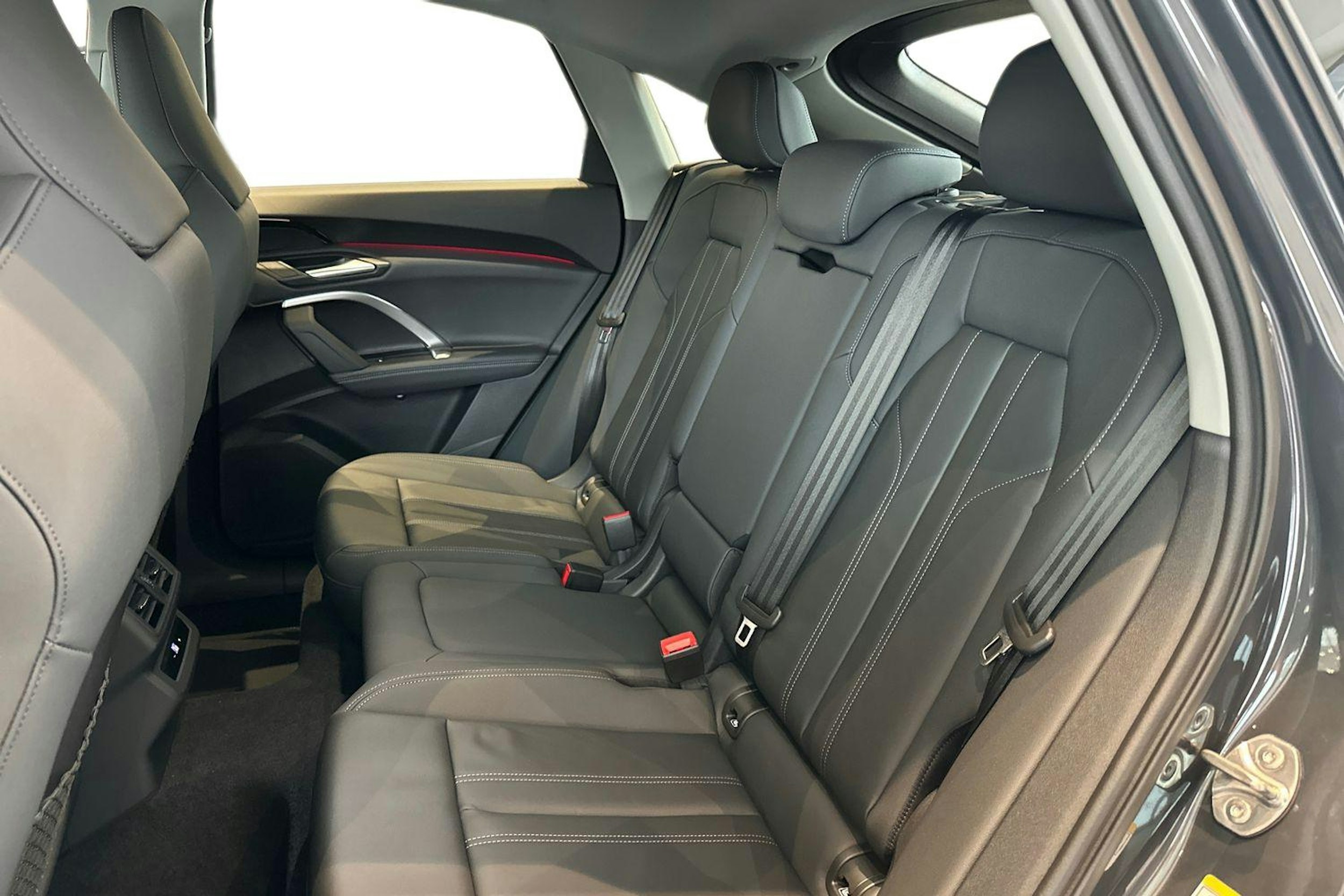 met. harmaa Audi Q5 2026 kuva 8.