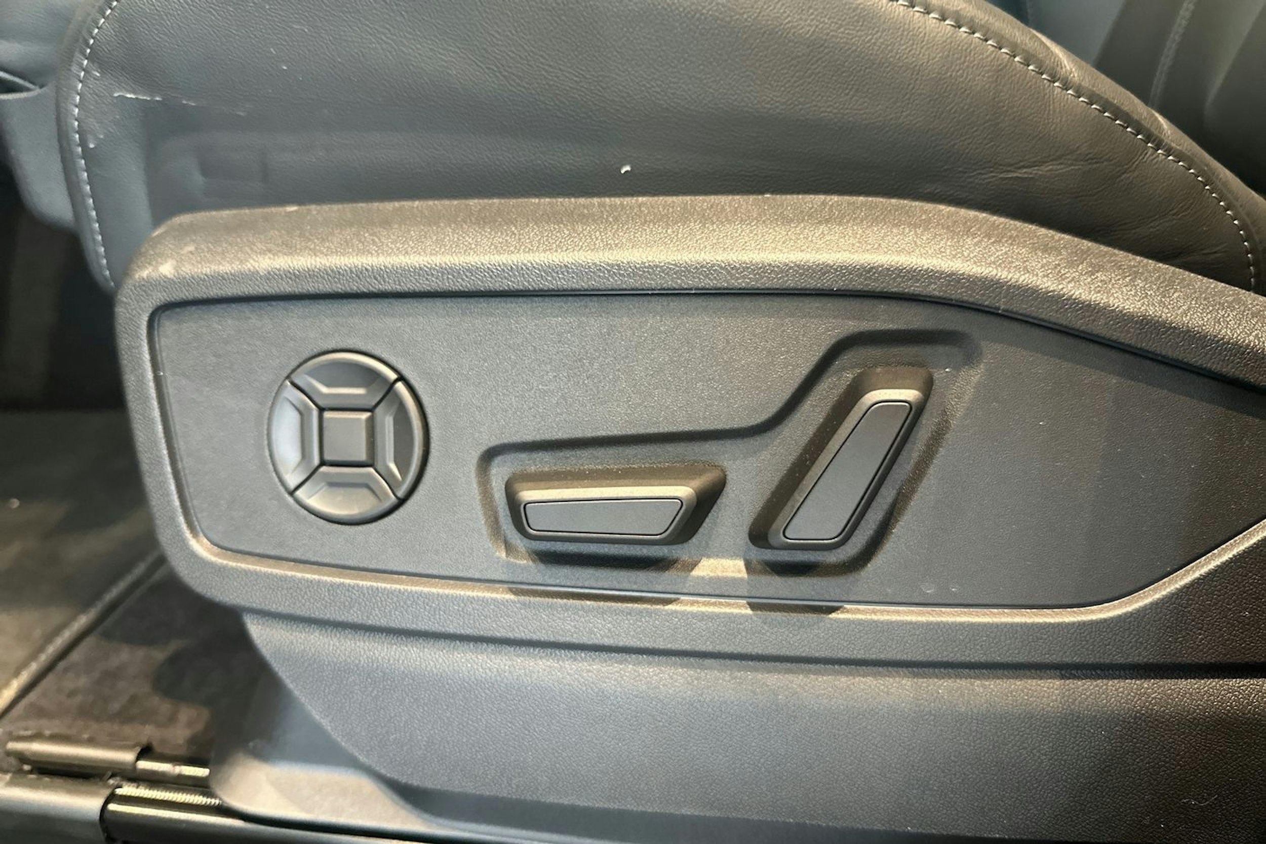 met. harmaa Audi Q5 2026 kuva 19.