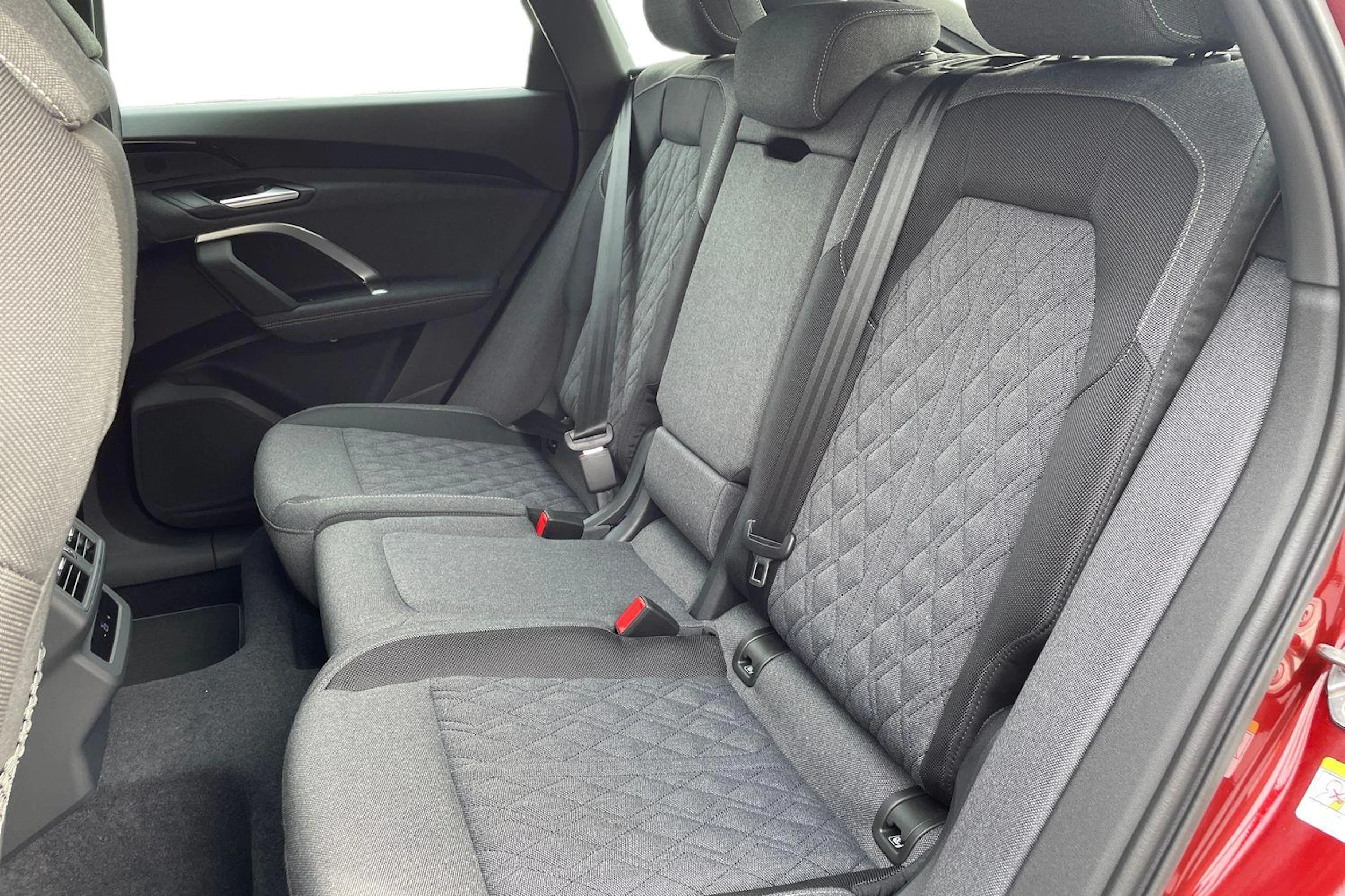 punainen Audi Q5 2026 kuva 8.