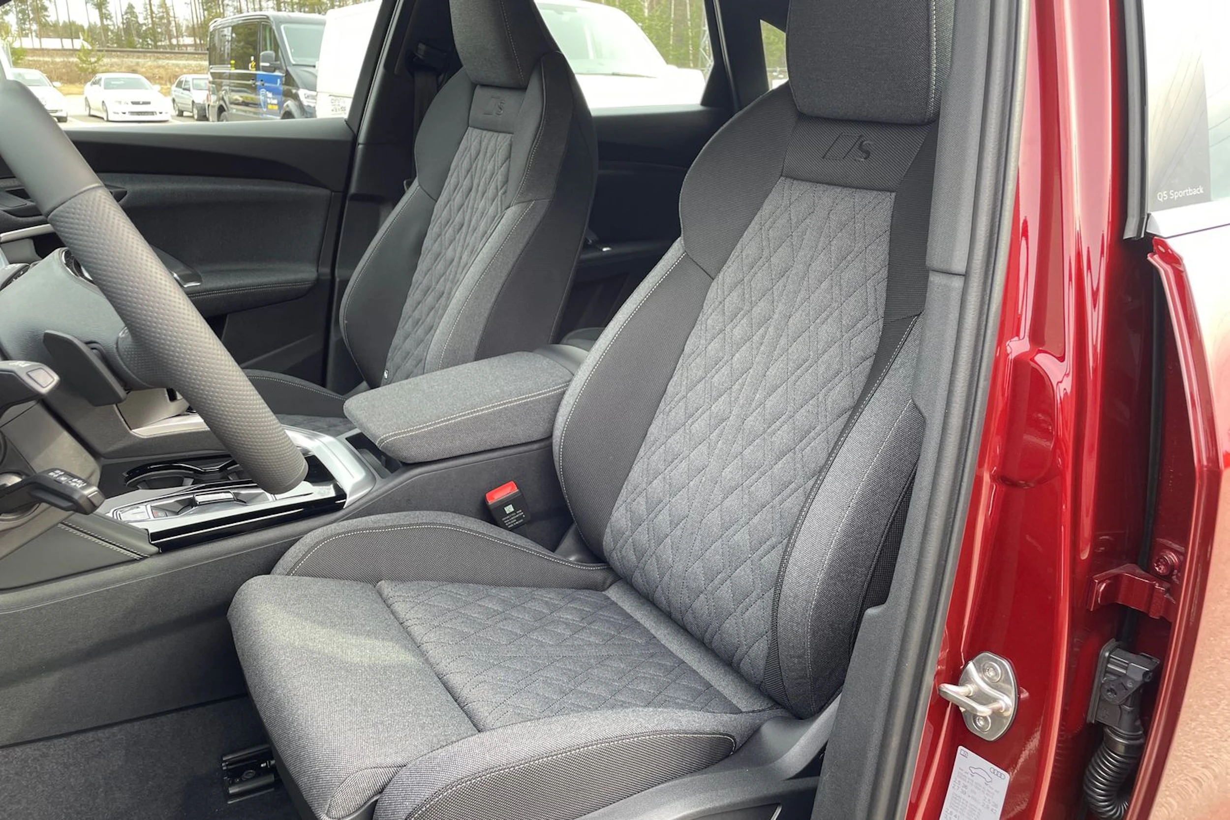 punainen Audi Q5 2026 kuva 11.