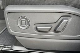 punainen Audi Q5 2026 kuva 12.