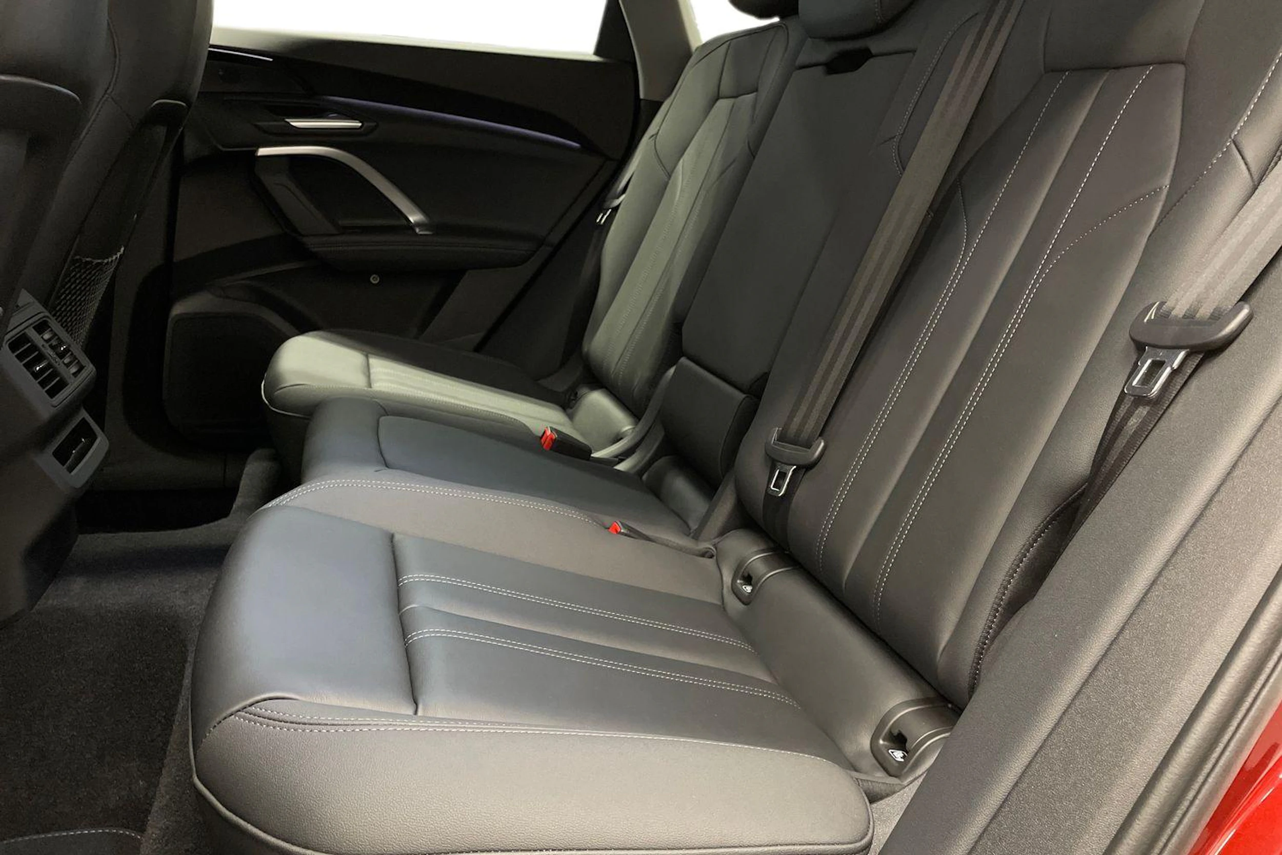 met. punainen Audi Q5 2026 kuva 8.