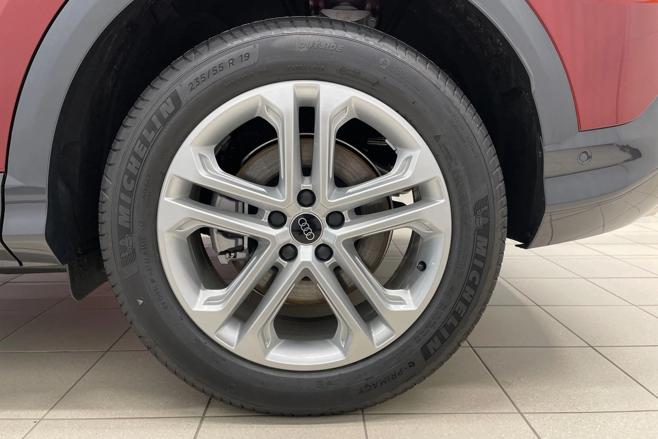 met. punainen Audi Q5 2026 kuva 10.