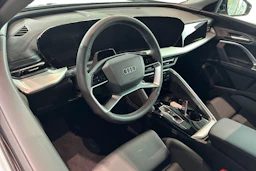 sininen Audi Q5 2026 kuva 6.